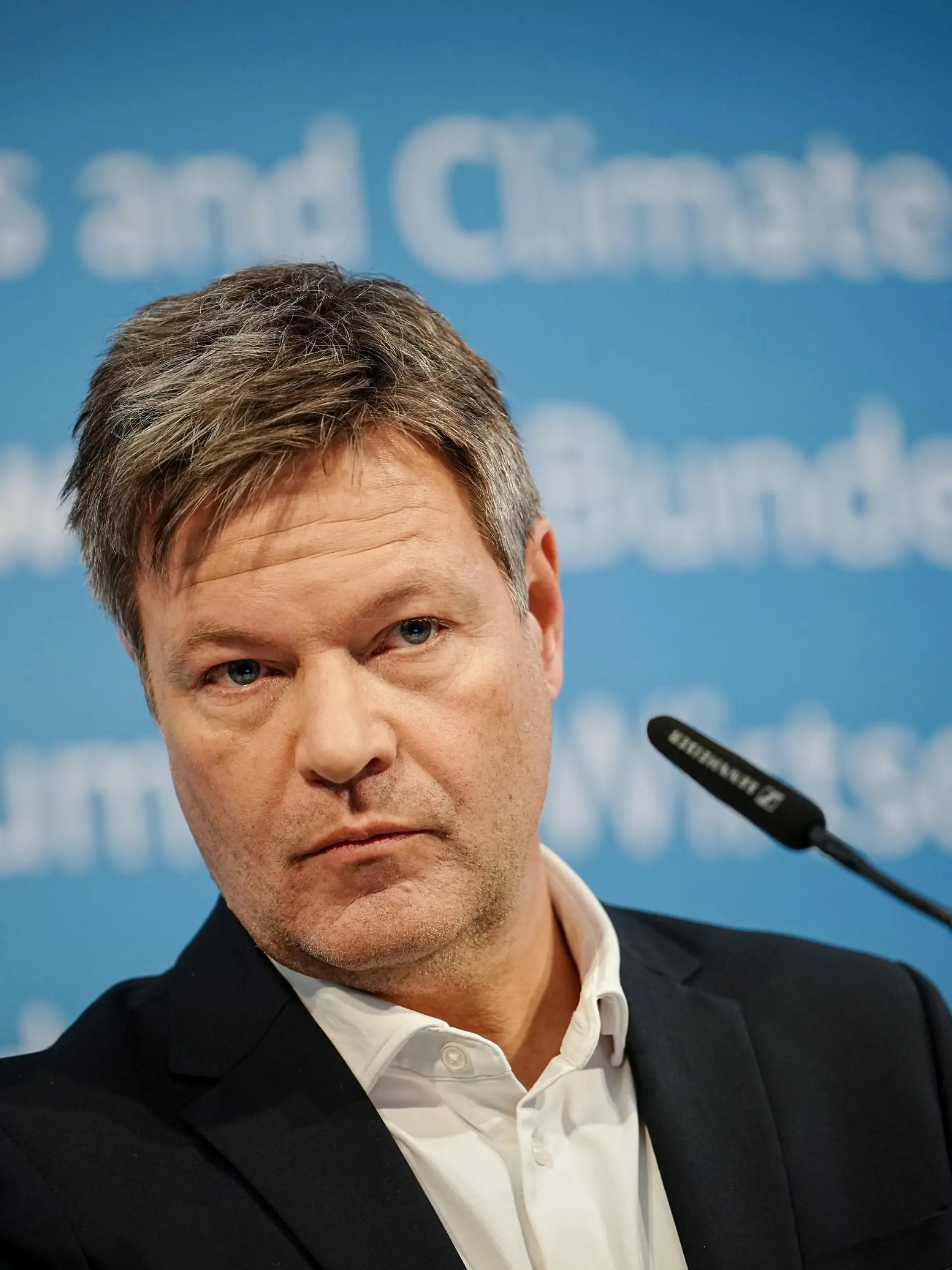 Robert Habeck (Bündnis 90/Die Grünen), Bundesminister für Wirtschaft und Klimaschutz, gibt eine Pressekonferenz zum beschlossenen Gesetzentwurfs des Bundeskabinett zur Digitalisierung der Energiewende.
