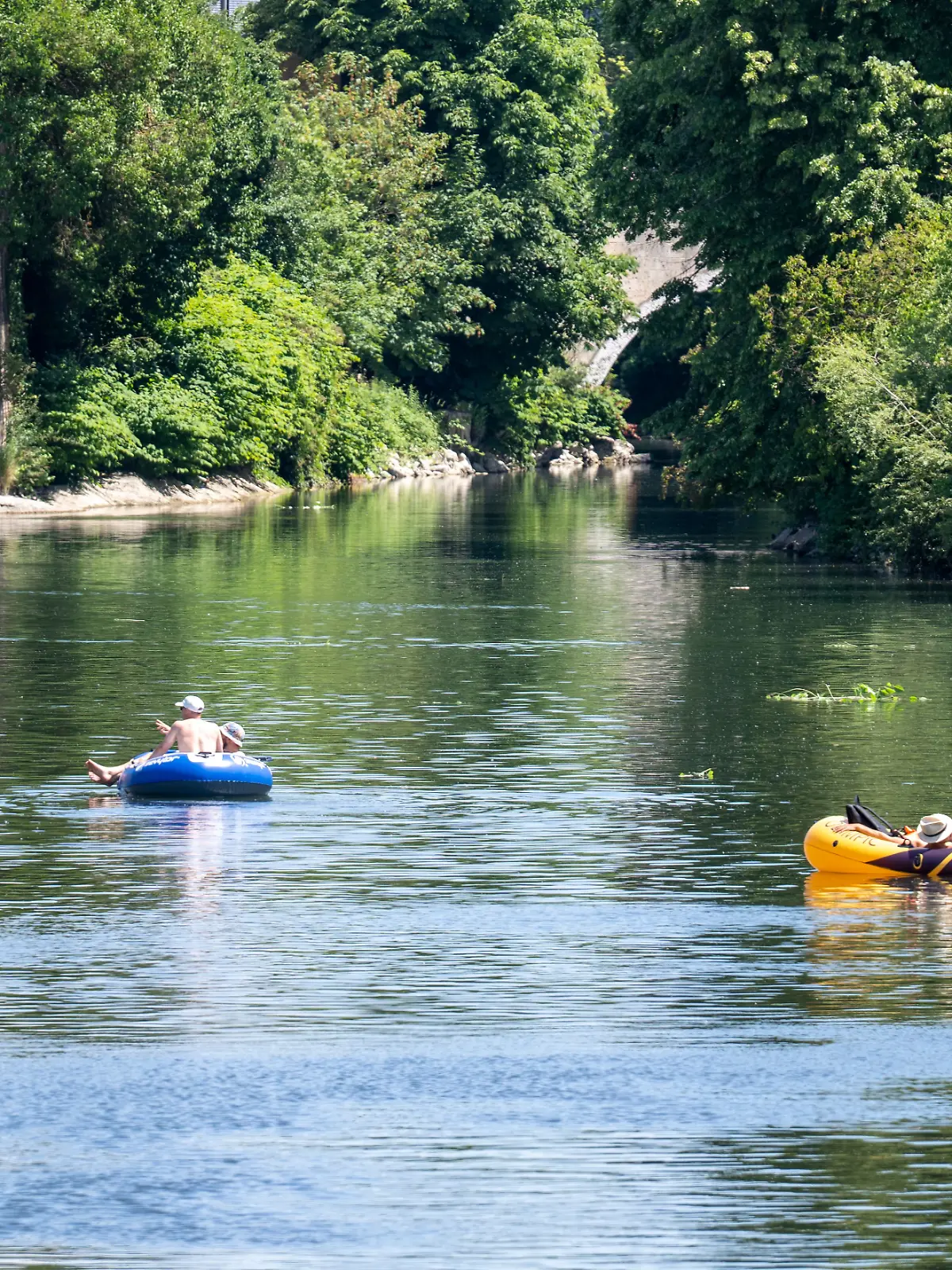 Bild zu: "Tragischer Unfall im Fluss! Polizei sucht nach vermisstem 18-Jährigen"