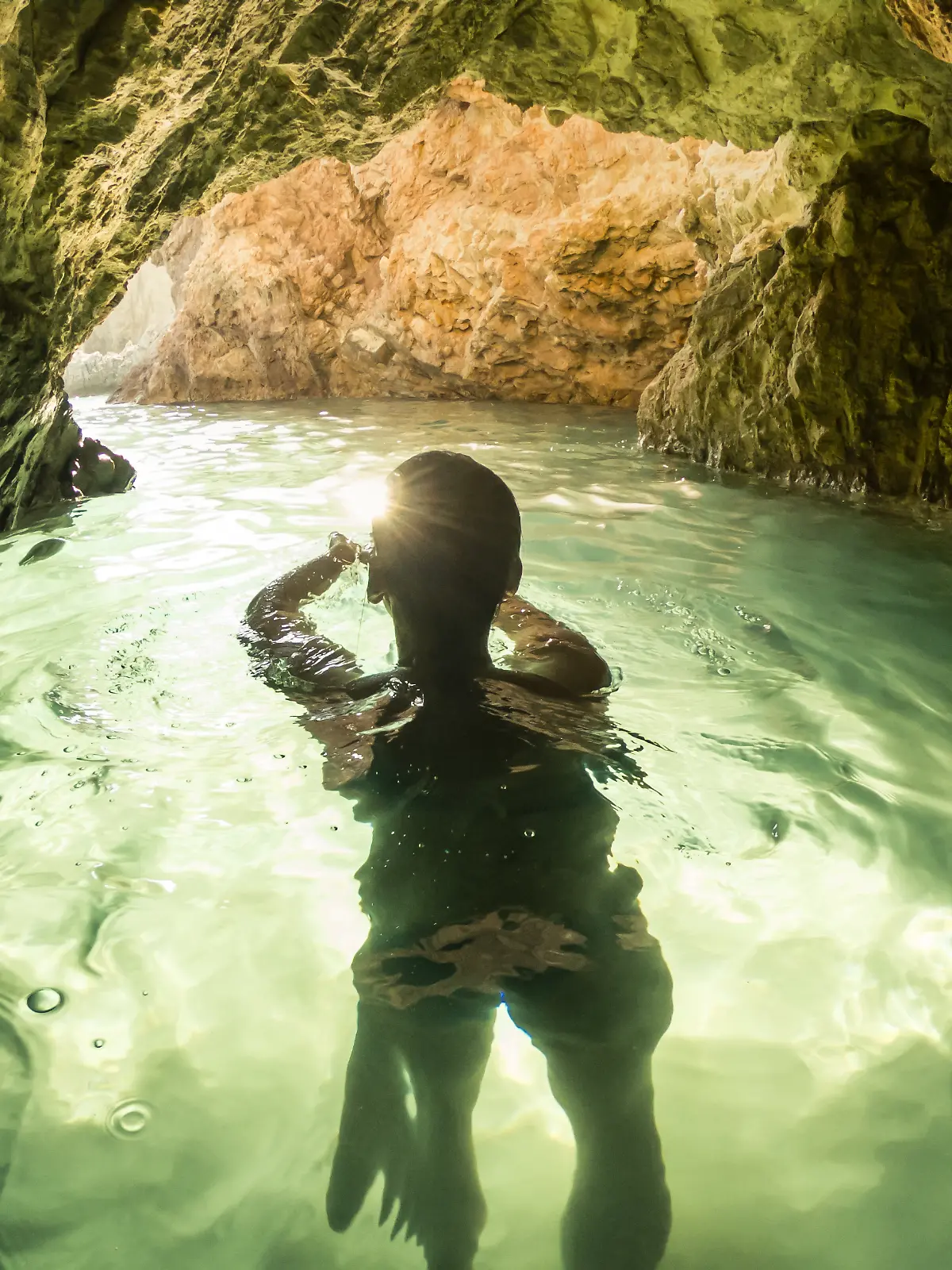 Bild zu: "Taucher überlebt fünf Tage in Unterwasserhöhle – nach seiner Rettung will er als Erstes eine Zigarette! "