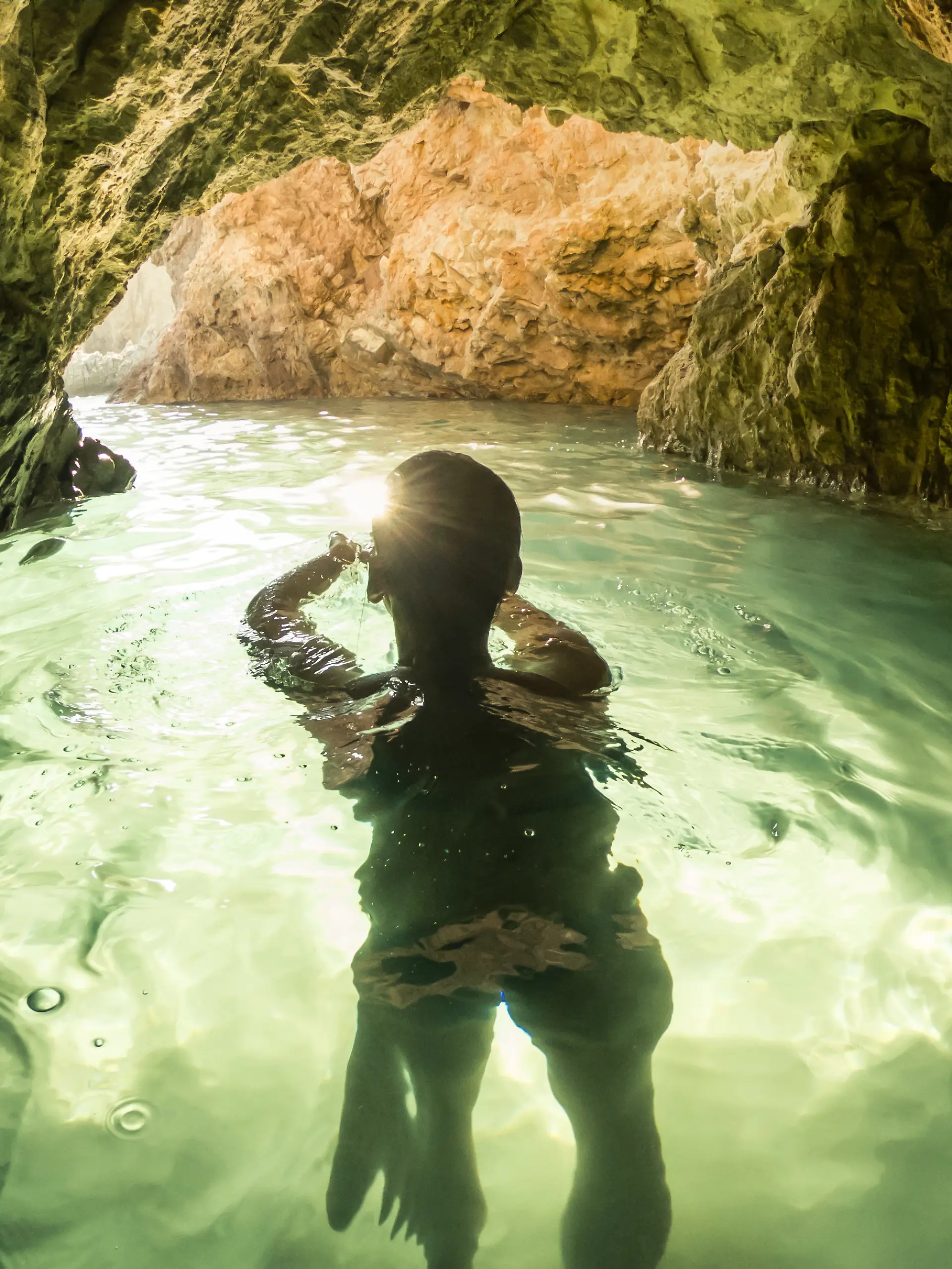 Bild zu: "Taucher überlebt fünf Tage in Unterwasserhöhle – nach seiner Rettung will er als Erstes eine Zigarette! "