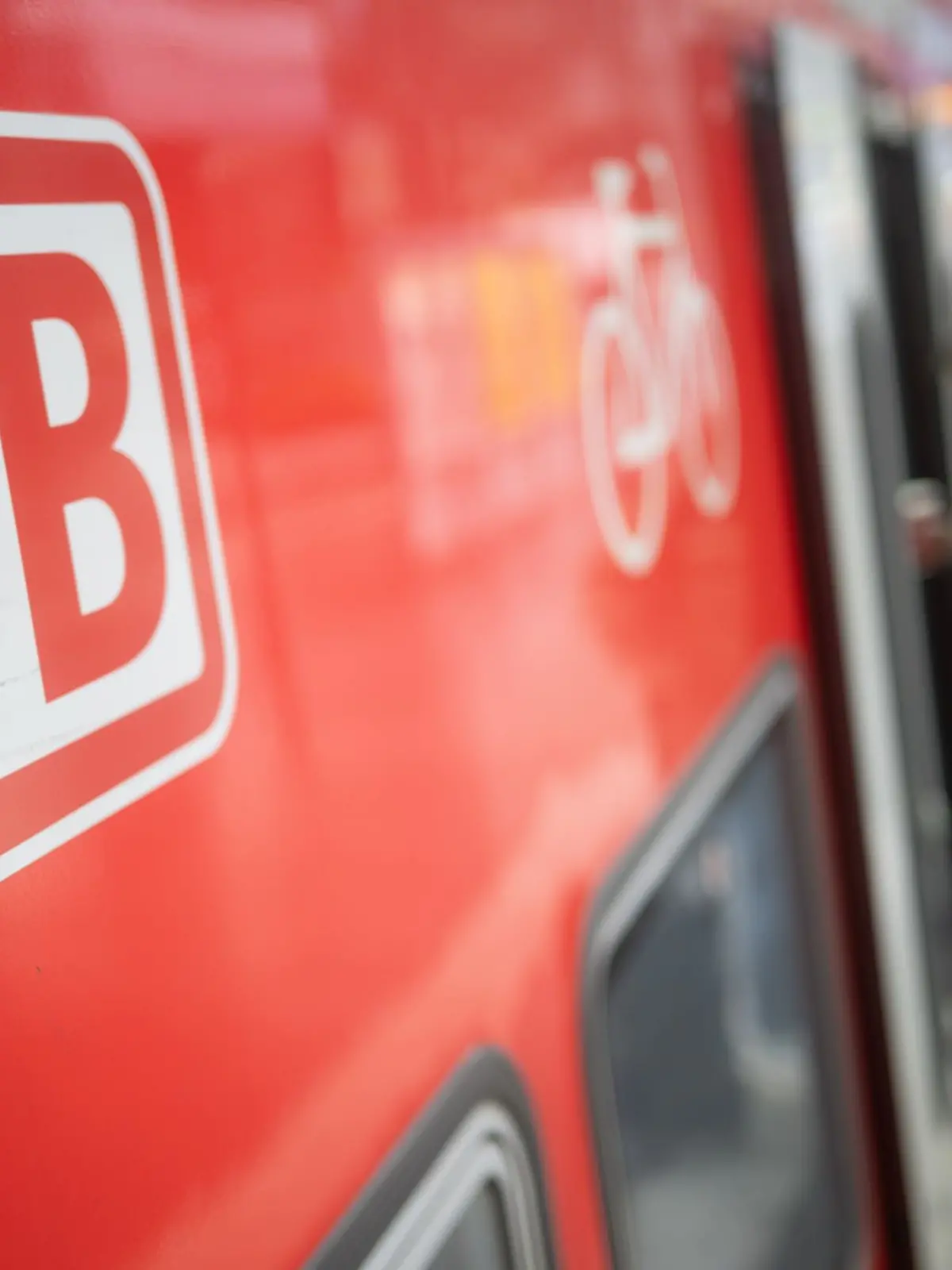 Bild zu: "Messerattacke in Regionalzug – Frau (18) in Klinik"