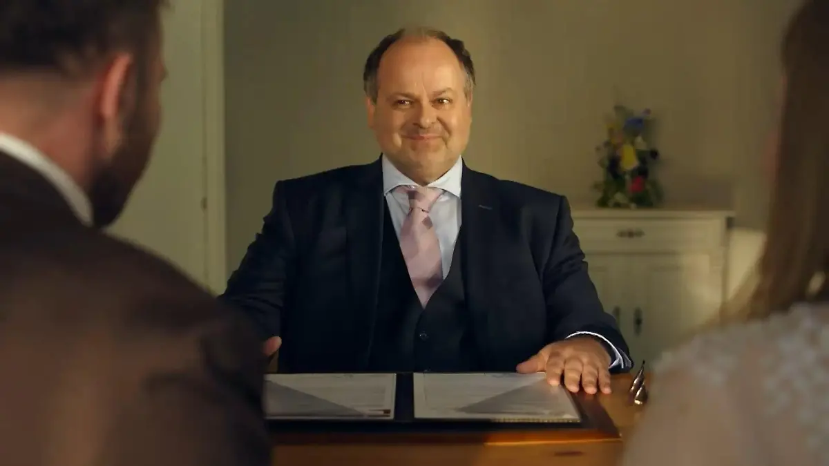Was für eine Überraschung! Markus Majowski hat einen kleinen Gastauftritt als Standesbeamter. 