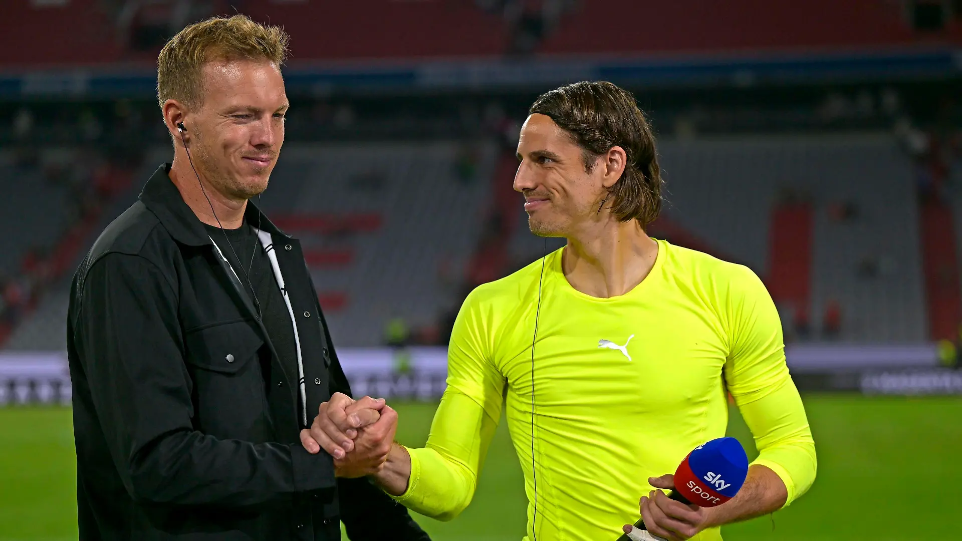 27.08.2022, Fussball 1. Bundesliga 2022/2023, 04.Spieltag, FC Bayern München - Borussia Mönchengladbach, in der Allianz-Arena München. Trainer Julian Nagelsmann li,FC Bayern München shakehands nach dem Spiel mit dem Torwart Yann Sommer Borussia Mönchengladbach, der das Spiel heute mit entschieden hat ***DFL and DFB regulations prohibit any use of photographs as image sequences and/or quasi-video.*** *** 27 08 2022, Football 1 Bundesliga 2022 2023, 04 matchday, FC Bayern Munich Borussia Mönchengladbach, at Allianz Arena Munich coach Julian Nagelsmann li,FC Bayern Munich shakehands after the match with goalkeeper Yann Sommer Borussia Mönchengladbach , who helped decide the match today DFL and DFB regulations prohibit any use of photographs as image sequences and or quasi video