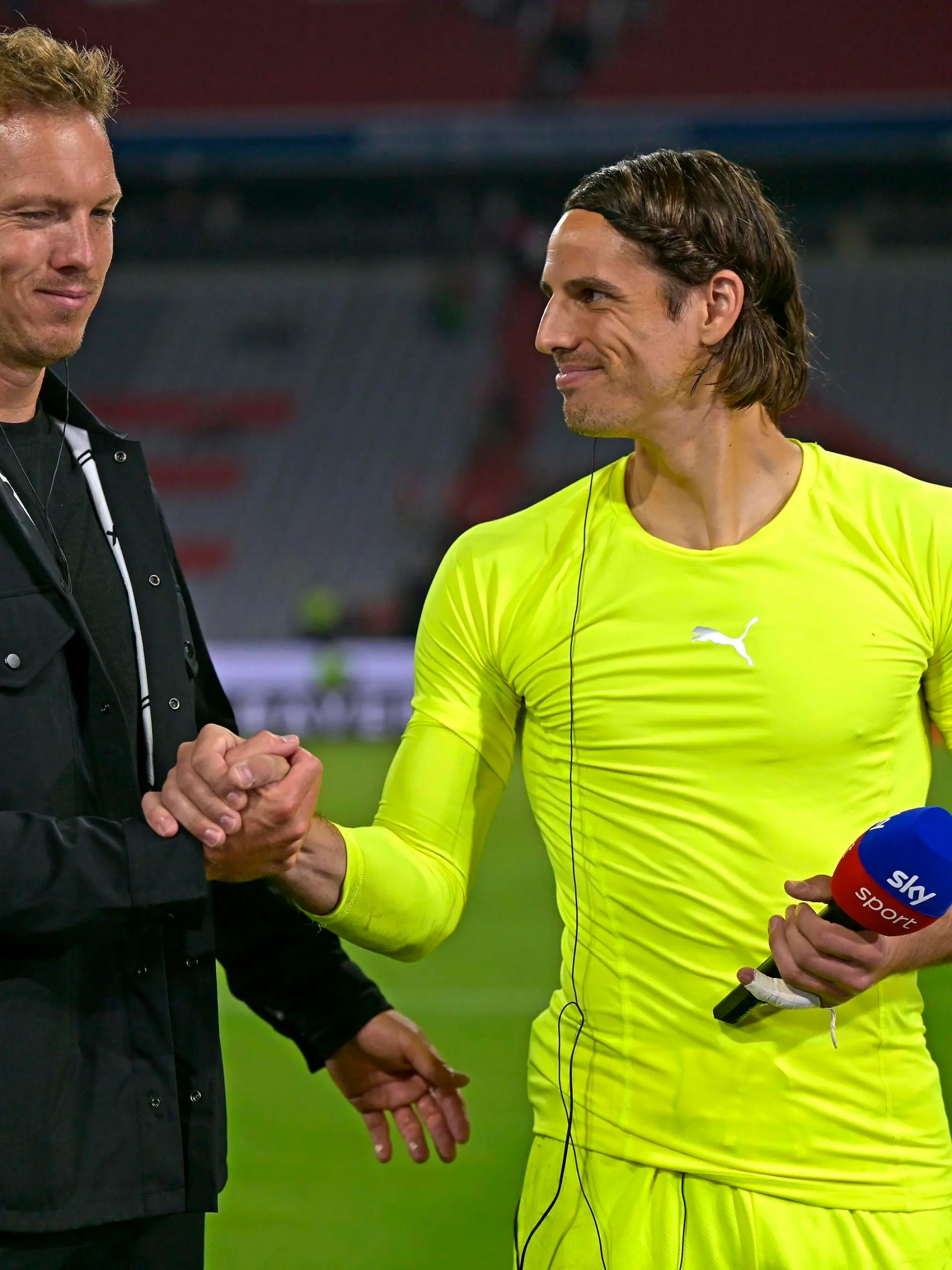  27.08.2022, Fussball 1. Bundesliga 2022/2023, 04.Spieltag, FC Bayern München - Borussia Mönchengladbach, in der Allianz-Arena München. Trainer Julian Nagelsmann li,FC Bayern München shakehands nach dem Spiel mit dem Torwart Yann Sommer Borussia Mönchengladbach, der das Spiel heute mit entschieden hat ***DFL and DFB regulations prohibit any use of photographs as image sequences and/or quasi-video.*** *** 27 08 2022, Football 1 Bundesliga 2022 2023, 04 matchday, FC Bayern Munich Borussia Mönchengladbach, at Allianz Arena Munich coach Julian Nagelsmann li,FC Bayern Munich shakehands after the match with goalkeeper Yann Sommer Borussia Mönchengladbach , who helped decide the match today DFL and DFB regulations prohibit any use of photographs as image sequences and or quasi video