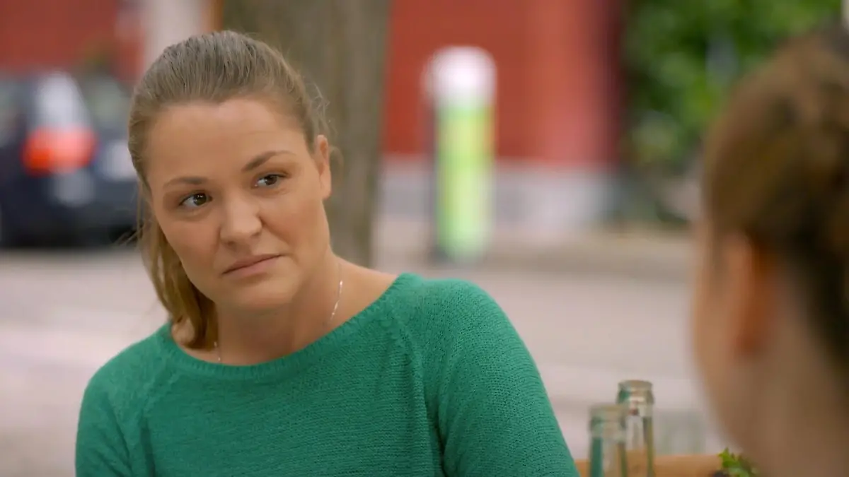 Nadine überlegt, ob sie den Kreuzfahrtschiff-Job annehmen soll „Unter uns“-Folge vom 20.08.25 auf RTL+