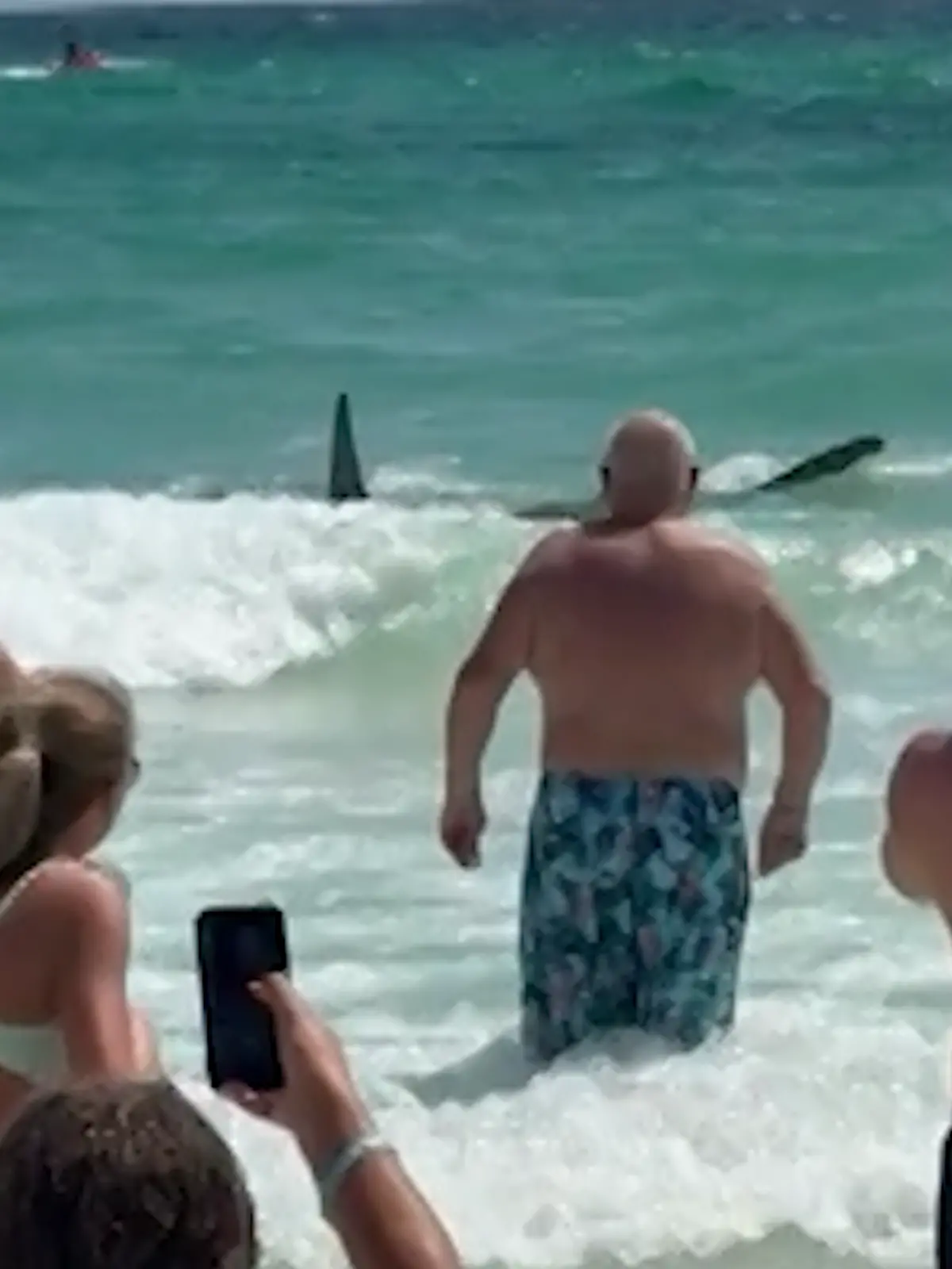 Die Schaulustigen nehmen alles mit ihren Handys auf. 