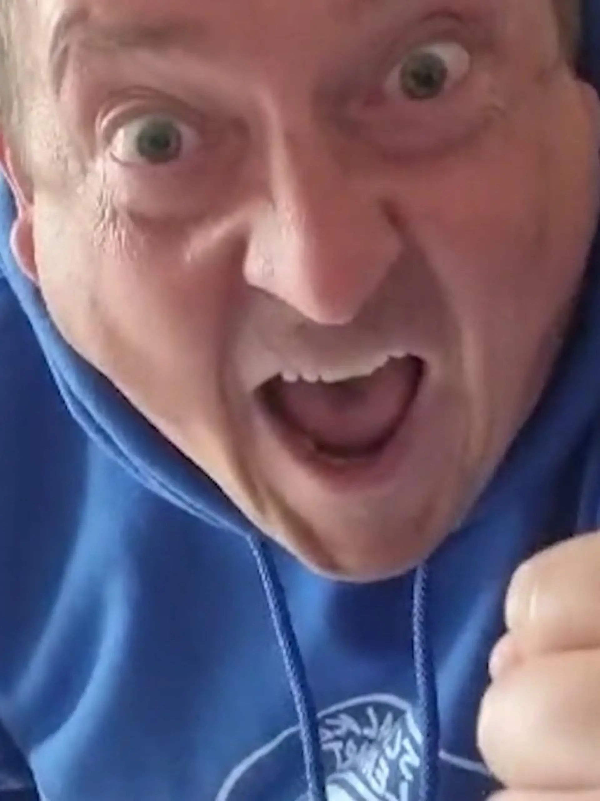 Bild zu: "Pure Emotionen! Kultfan Schalke-Lennart kommentiert Heimsieg zum Saisonauftakt"