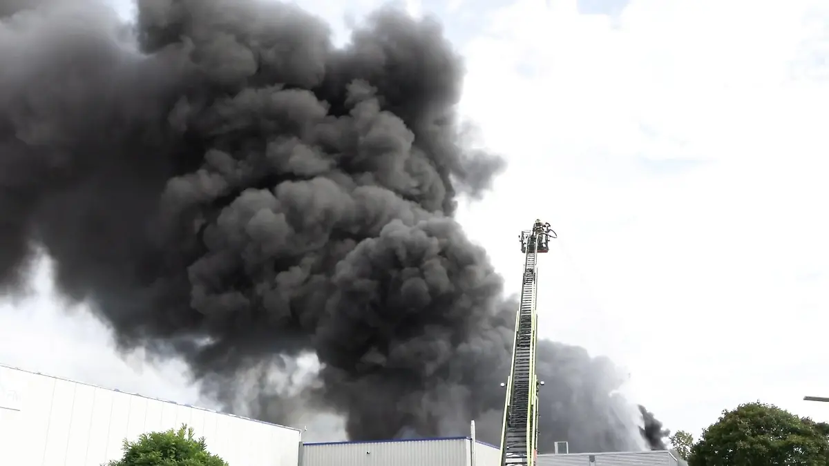 Großbrand in Monheim - Evakuierung im Wohngebiet Schnelles Handeln der Rettungskräfte