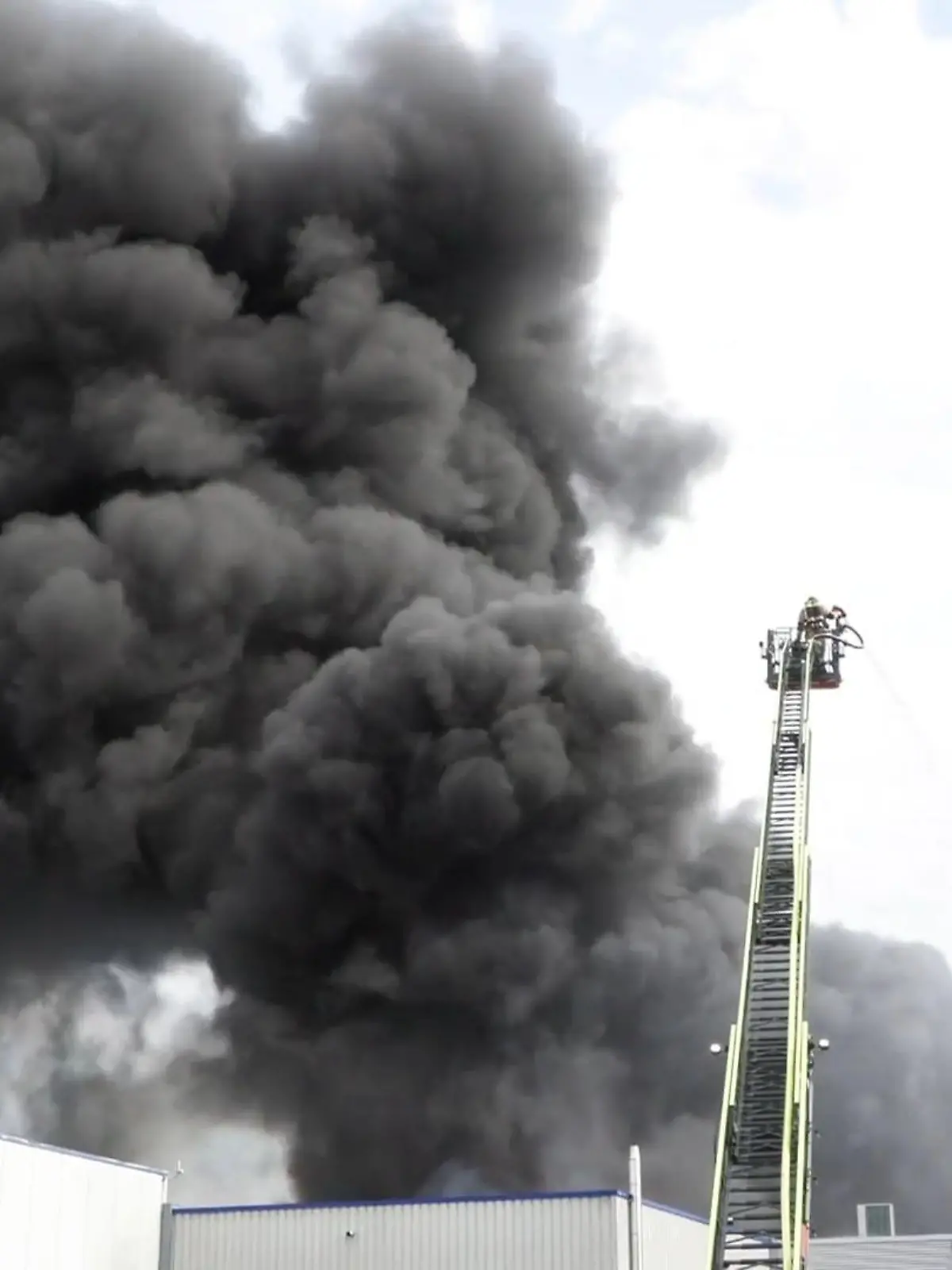 Bild zu: "Großbrand in Monheim - Evakuierung im Wohngebiet"