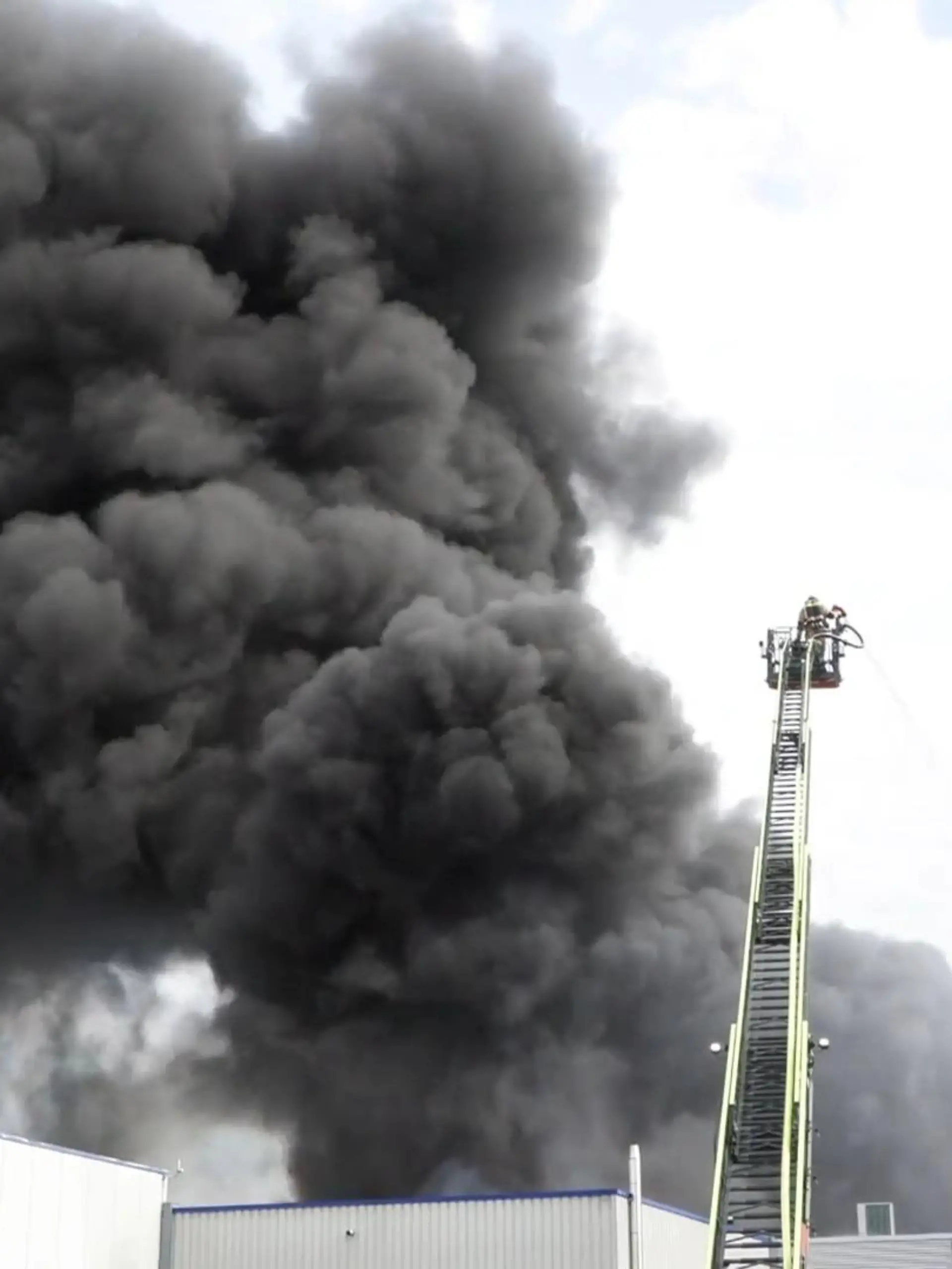 Bild zu: "Großbrand in Monheim - Evakuierung im Wohngebiet"