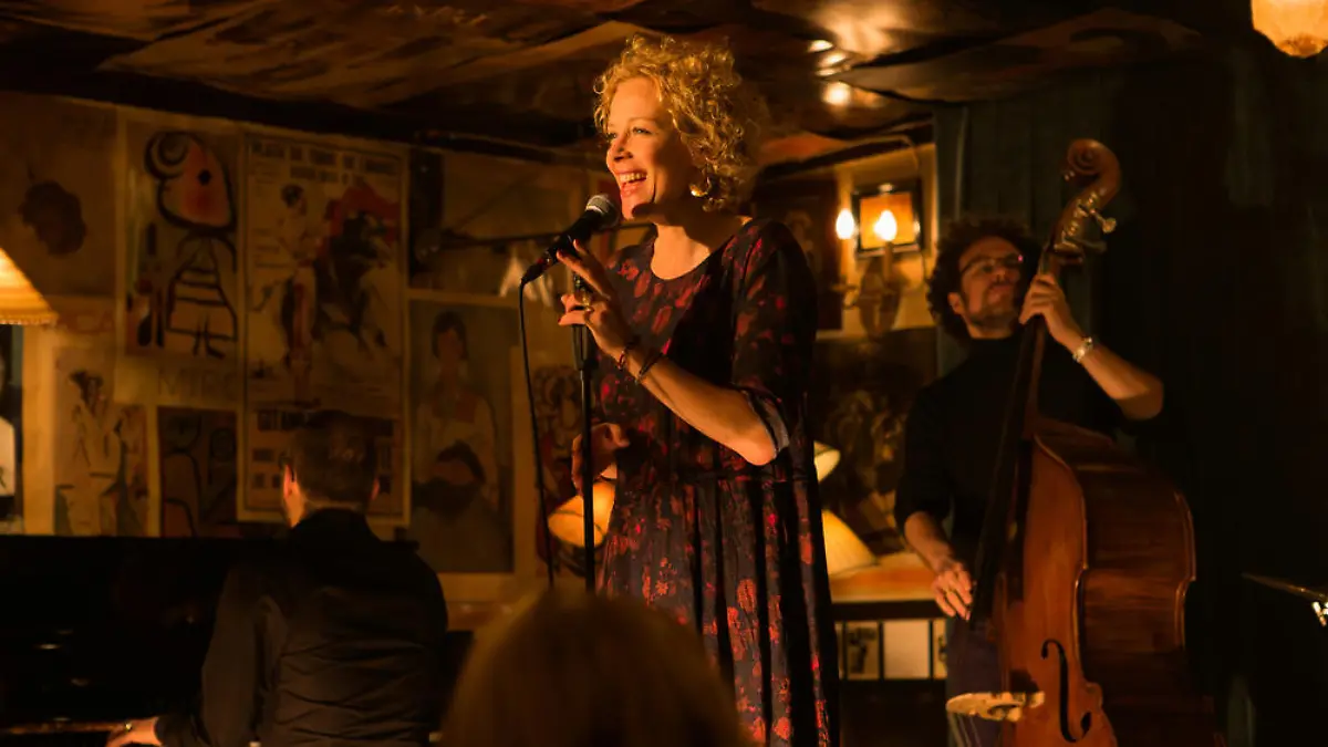 "Die abhandene Welt": Sophie (Katja Riemann) bei einem spontanen Auftritt in einer New Yorker Bar