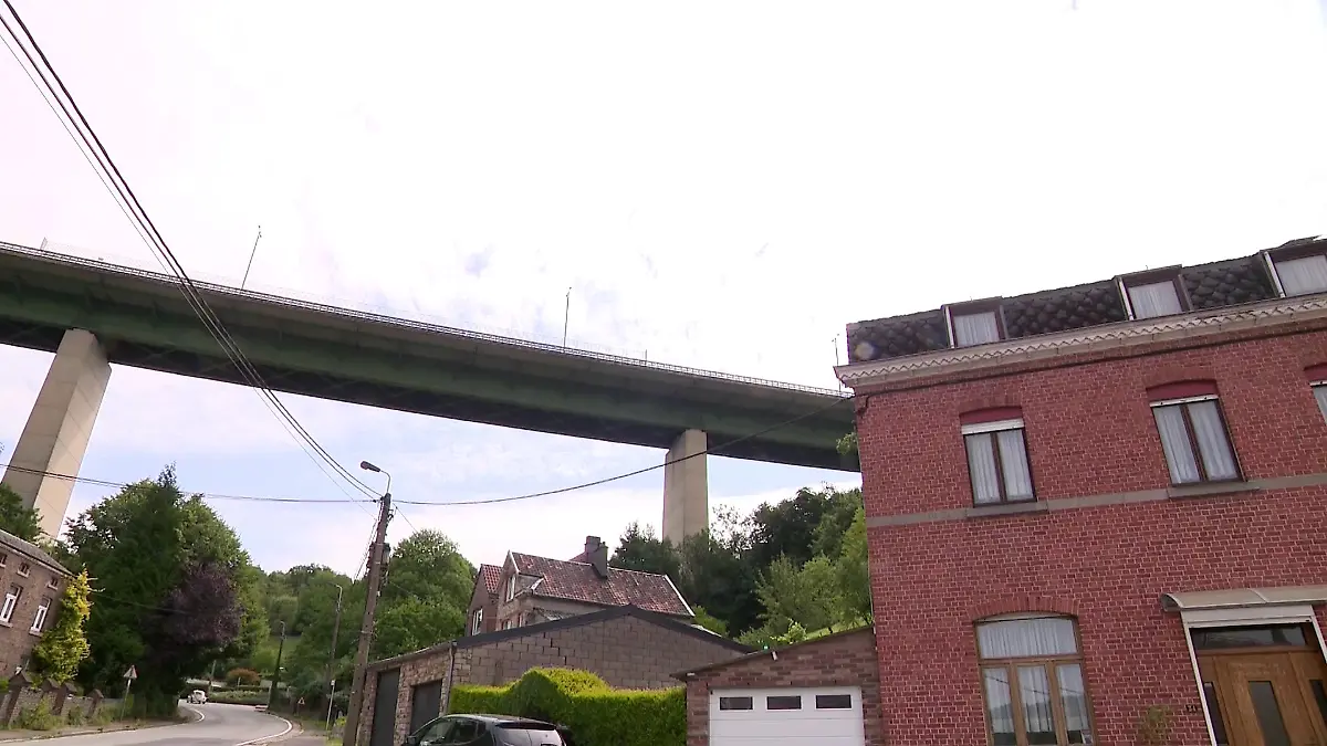 An dieser Brücke bei Remouchamps in Belgien springt die Mutter mit ihrem Baby 60 Meter in den Tod.