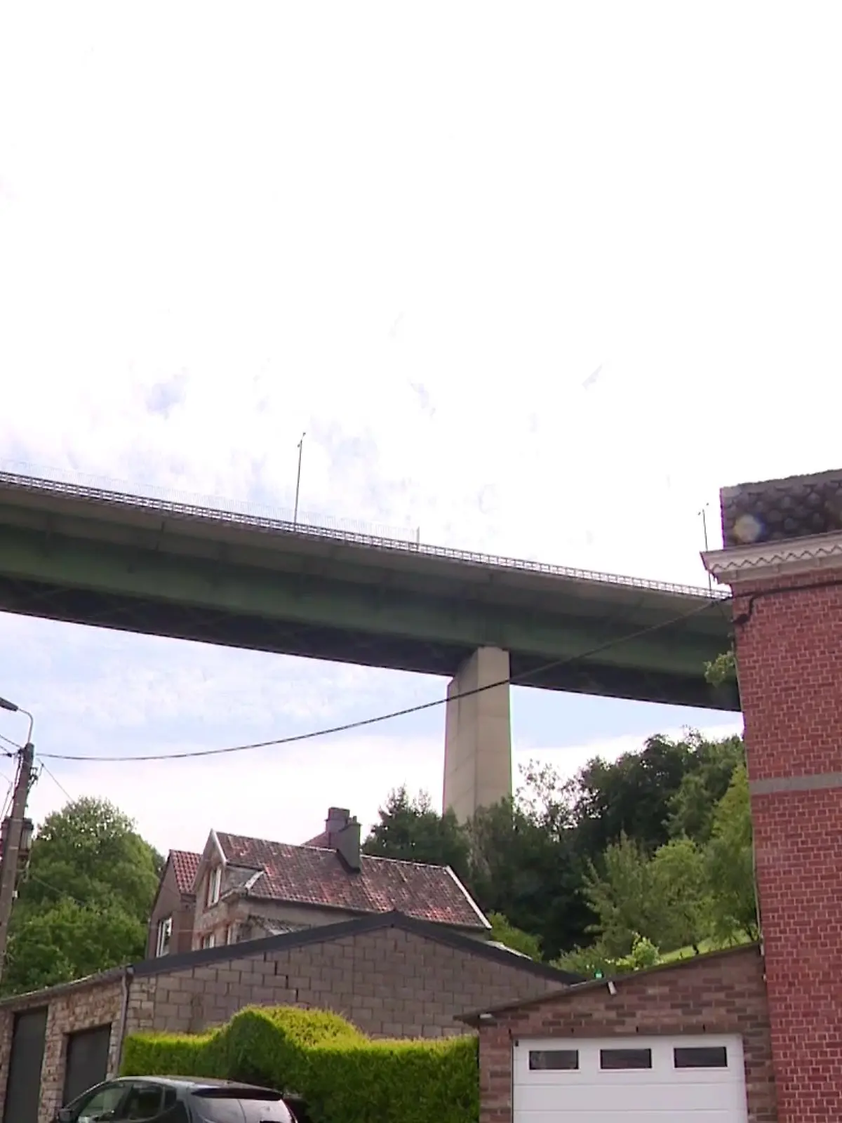 An dieser Brücke bei Remouchamps in Belgien springt die Mutter mit ihrem Baby 60 Meter in den Tod.
