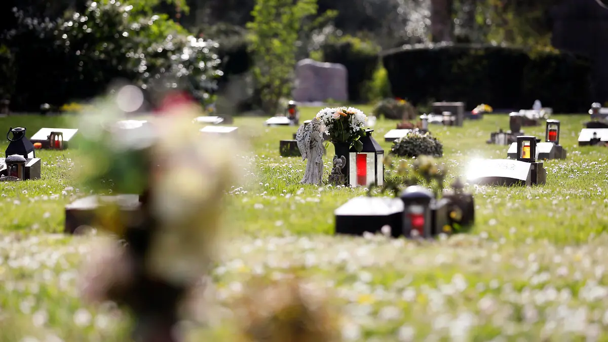 Gräber auf dem Melaten-Friedhof. Seit Beginn der Pandemie wurden laut Robert Koch-Institut 80.000 Todesfälle in Verbindung mit Covid-19 nachgewiesen. Themenbild, Symbolbild Köln, 24.04.2021 *** Graves at Melaten Cemetery Since the start of the pandemic, 80,000 deaths linked to Covid 19 have been detected, according to the Robert Koch Institute Topic image, symbol image Cologne, 24 04 2021 Foto:xC.xHardtx/xFuturexImage