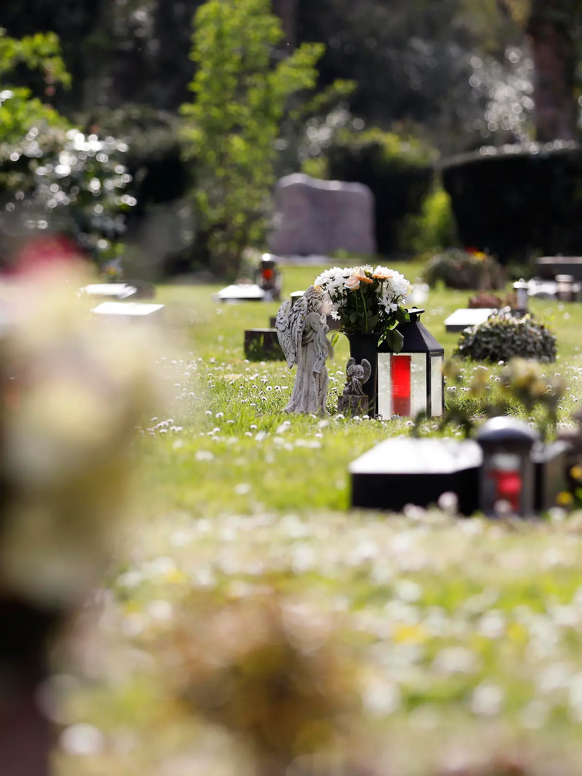 Gräber auf dem Melaten-Friedhof. Seit Beginn der Pandemie wurden laut Robert Koch-Institut 80.000 Todesfälle in Verbindung mit Covid-19 nachgewiesen. Themenbild, Symbolbild Köln, 24.04.2021 *** Graves at Melaten Cemetery Since the start of the pandemic, 80,000 deaths linked to Covid 19 have been detected, according to the Robert Koch Institute Topic image, symbol image Cologne, 24 04 2021 Foto:xC.xHardtx/xFuturexImage
