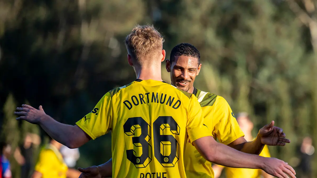 13.01.2023, Spanien, Marbella: Fußball: Testspiele, Borussia Dortmund - FC Basel. Dortmunds Sebastien Haller (r) jubelt nach seinem Tor zum 6:0 mit Dortmunds Tom Rothe. Foto: David Inderlied/dpa +++ dpa-Bildfunk +++