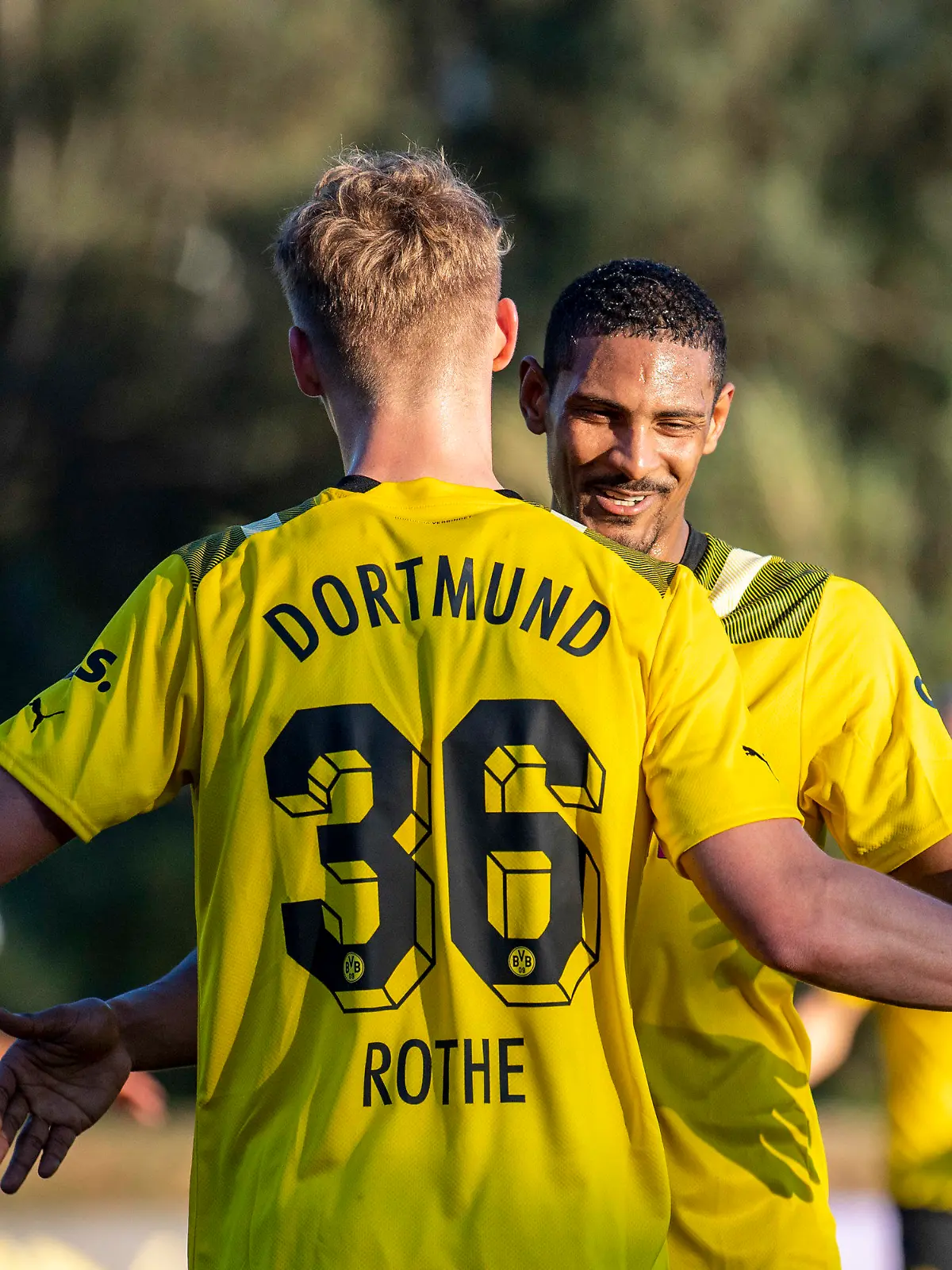 13.01.2023, Spanien, Marbella: Fußball: Testspiele, Borussia Dortmund - FC Basel. Dortmunds Sebastien Haller (r) jubelt nach seinem Tor zum 6:0 mit Dortmunds Tom Rothe. Foto: David Inderlied/dpa +++ dpa-Bildfunk +++