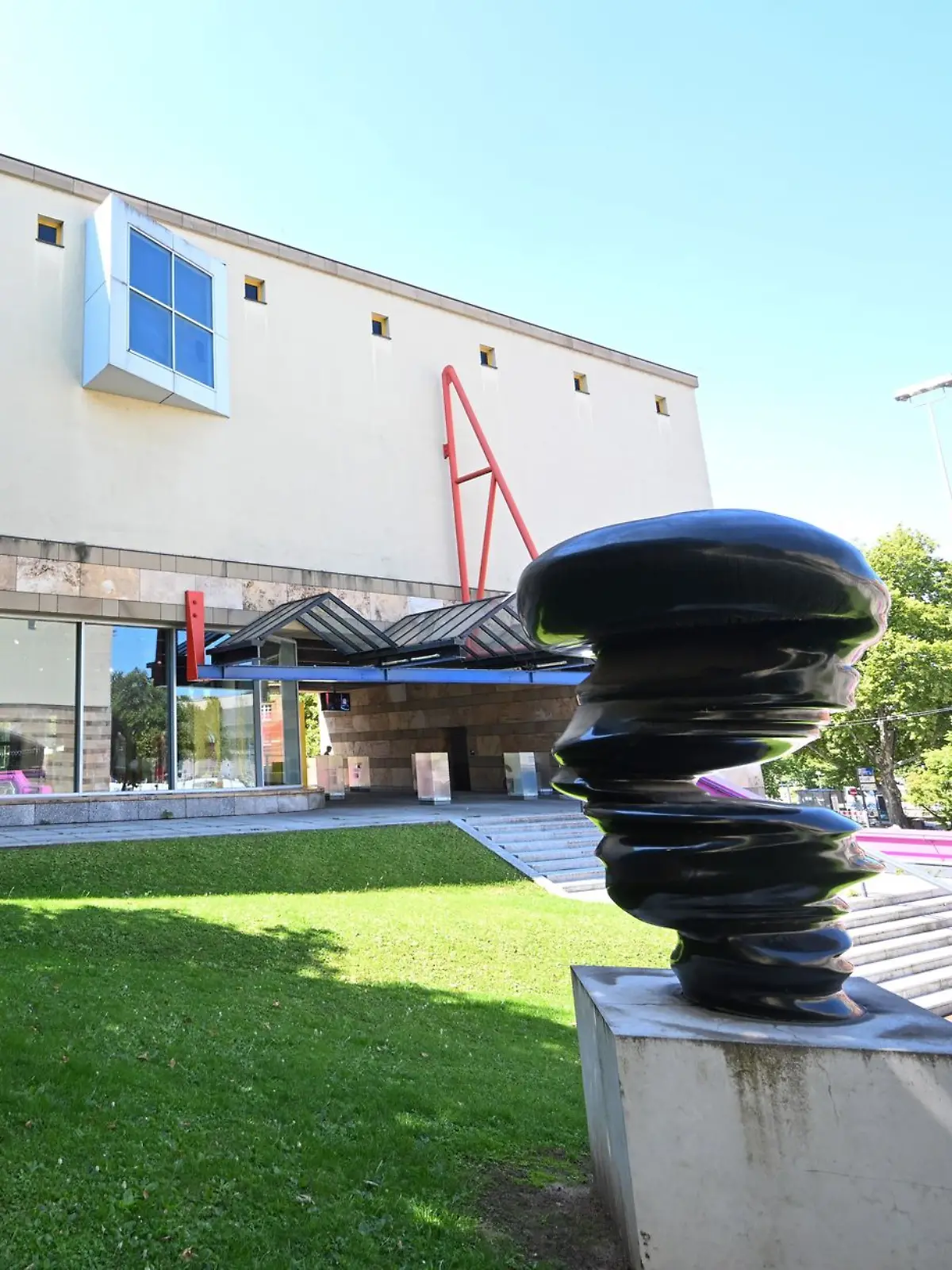 Bild zu: "Nackt im Museum – bei dieser Ausstellung ziehen Besucher blank  "