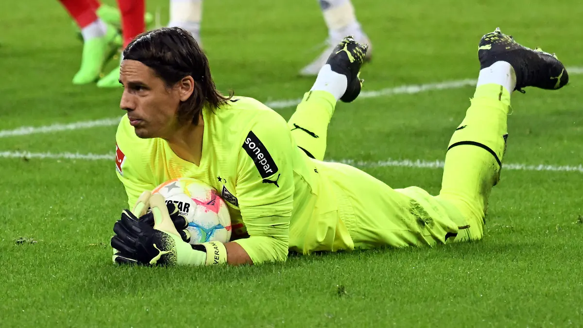 ARCHIV - 17.09.2022, Nordrhein-Westfalen, Mönchengladbach: Fußball: Bundesliga, Borussia Mönchengladbach. Der vom FC Bayern München umworbene Gladbacher Torhüter Yann Sommer hält einen Ball. (zu dpa: «Borussia siegt mit Torhüter Sommer im ersten Testspiel») Foto: Federico Gambarini/dpa +++ dpa-Bildfunk +++