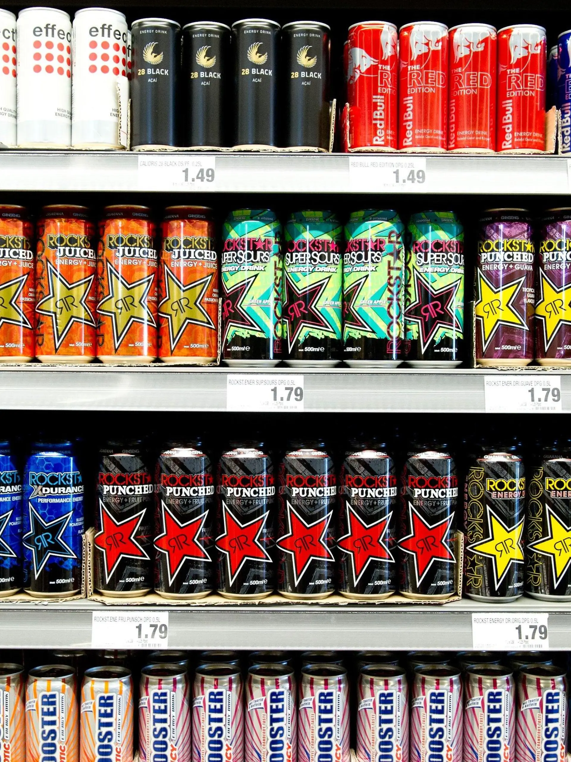 ARCHIV - Verschiedene Energy-Drinks stehen am 27.12.2013 in einem Getränkemarkt in Dresden (Sachsen) in einem Regal. Foto: Sebastian Kahnert/dpa(zu dpa "Ministerium prüft für E-Shishas und Energy Drinks Jugendverbot" vom 12.02.2015) +++(c) dpa - Bildfunk+++