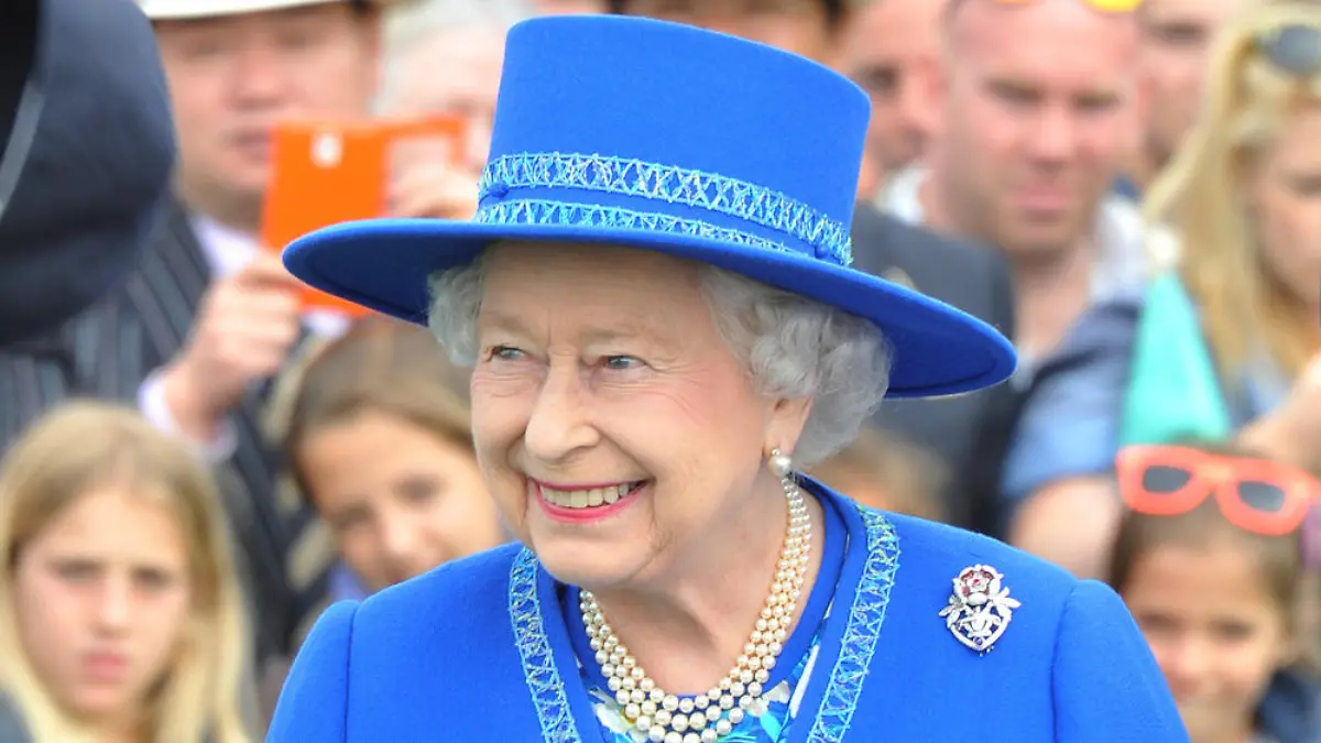 Lady in blue: Die Queen bei einem Polo-Match des Queen's Cup im Sommer 2014
