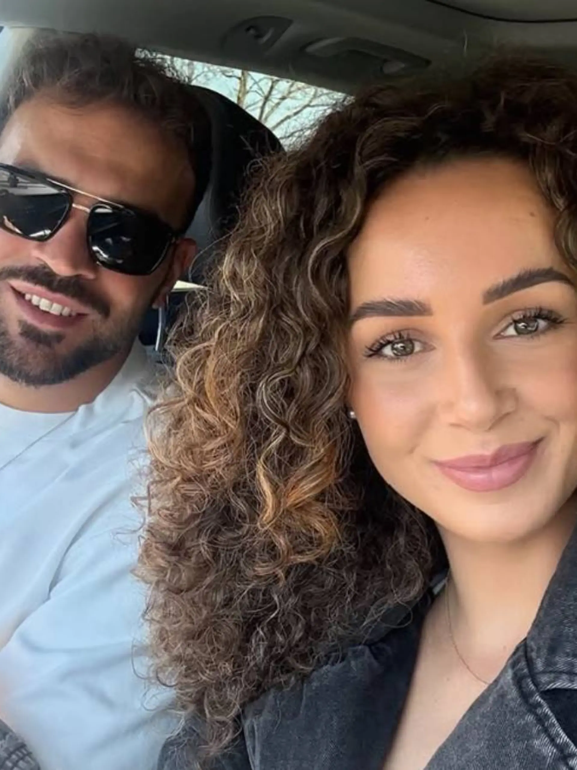 Yasin und Samira Cilingir im Auto.
