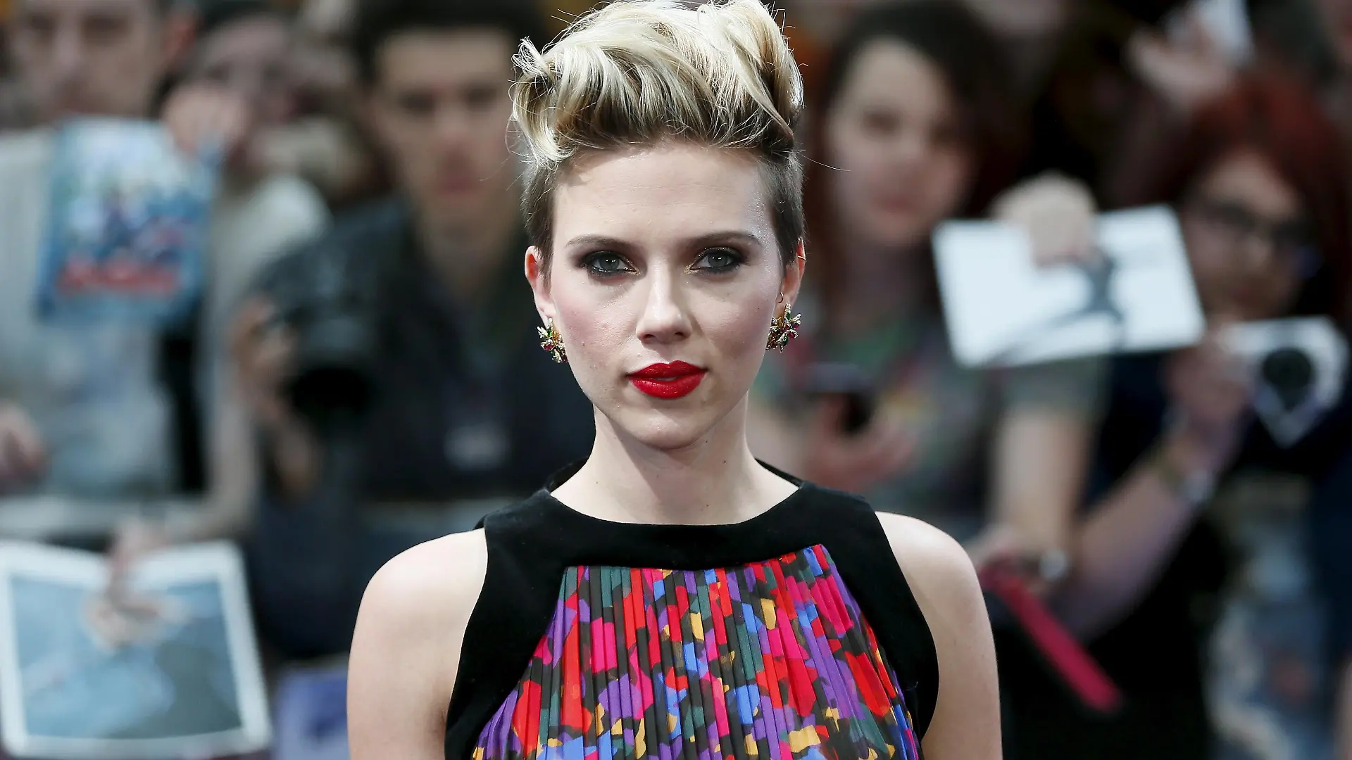 Cast member Scarlett Johansson poses at the European premiere of "Avengers: Age of Ultron" at Westfield shopping centre, Shepherds Bush, London April 21, 2015. REUTERS/Stefan Wermuth