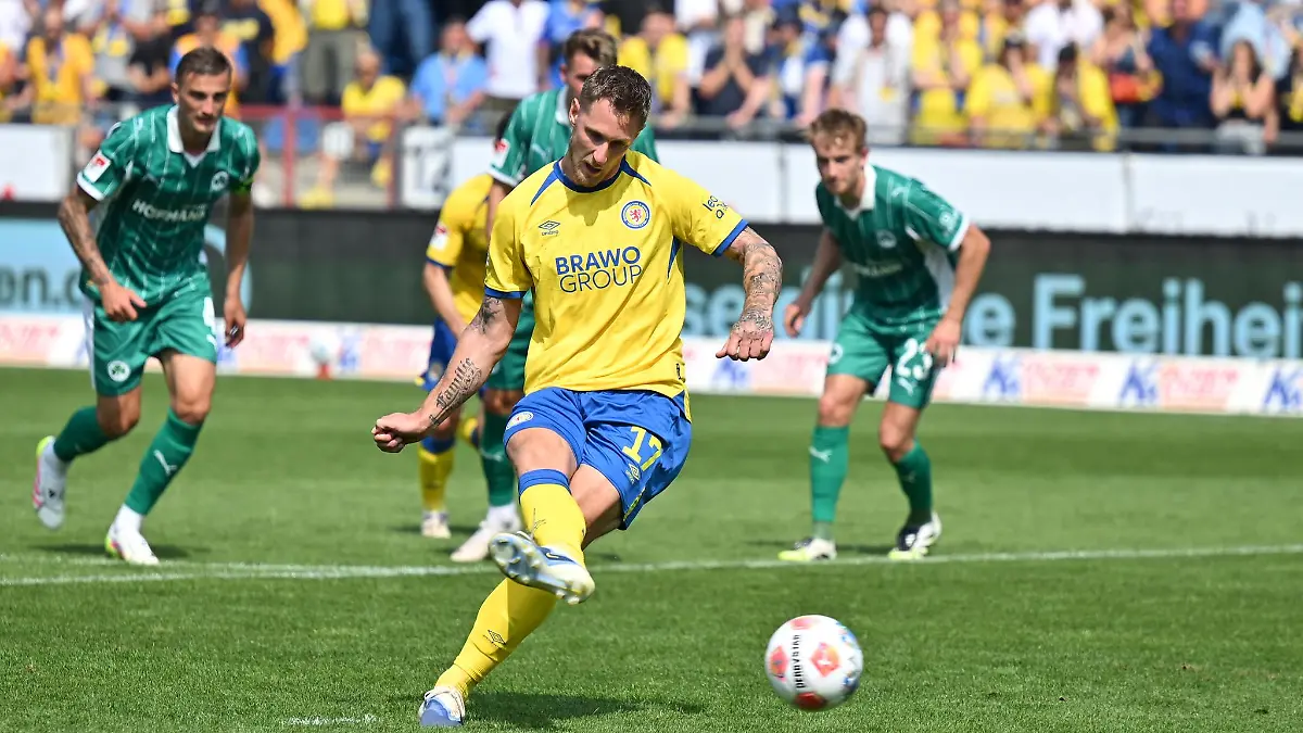 Der entscheidende Strafstoß durch Sebastian Polter.