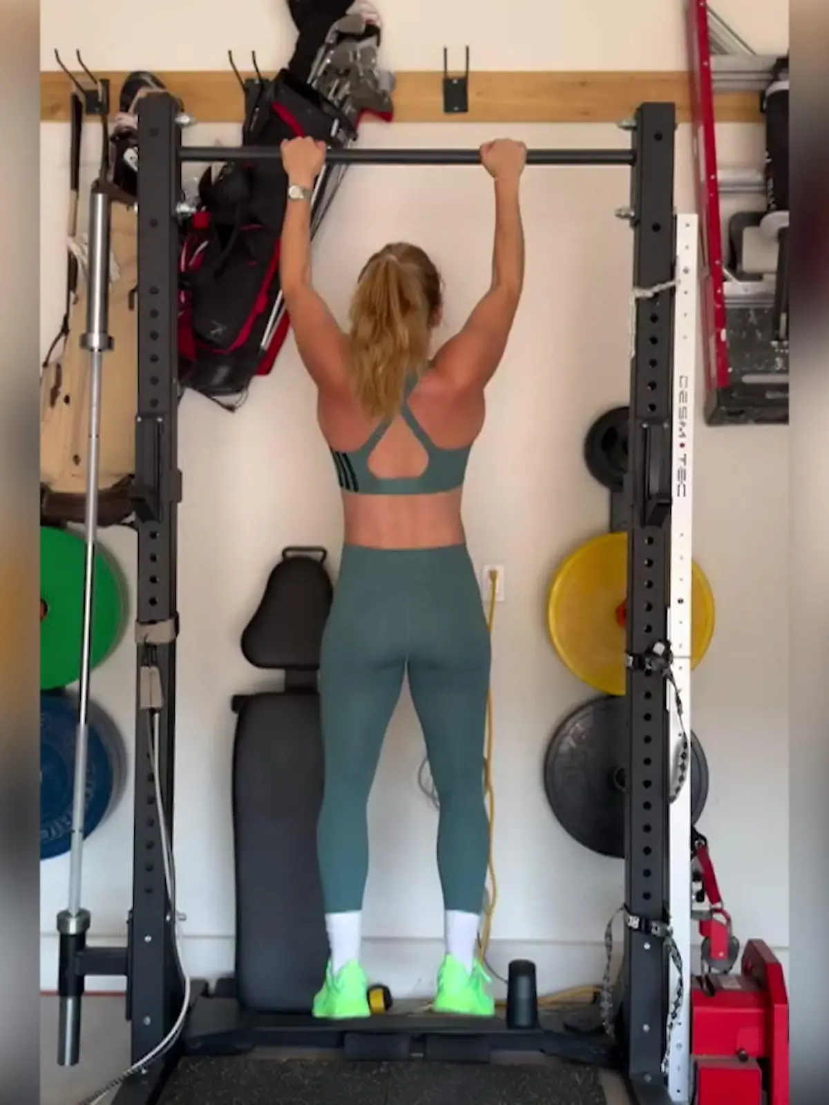 Bild zu: "Ski-Queen Mikaela Shiffrin schwitzt in der Garage"
