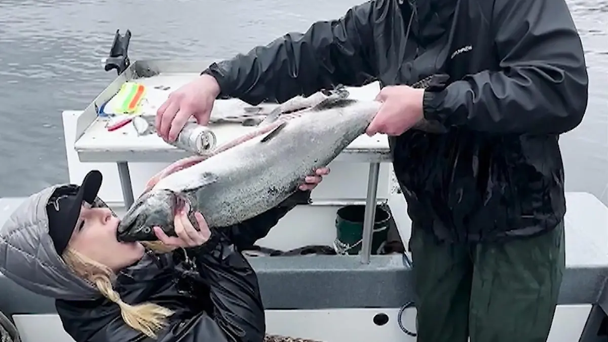 O gefischt is?! Frau trinkt Bier – aus Lachs Die hat doch einen an der Angel?!