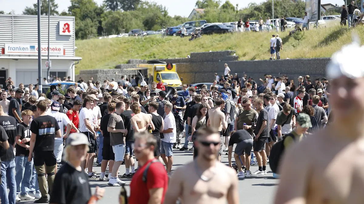 Tausende Menschen haben sich laut Polizei in und um Altschauerberg in Mittelfranken versammelt - sogenannte Hater des Youtubers «Drachenlord».