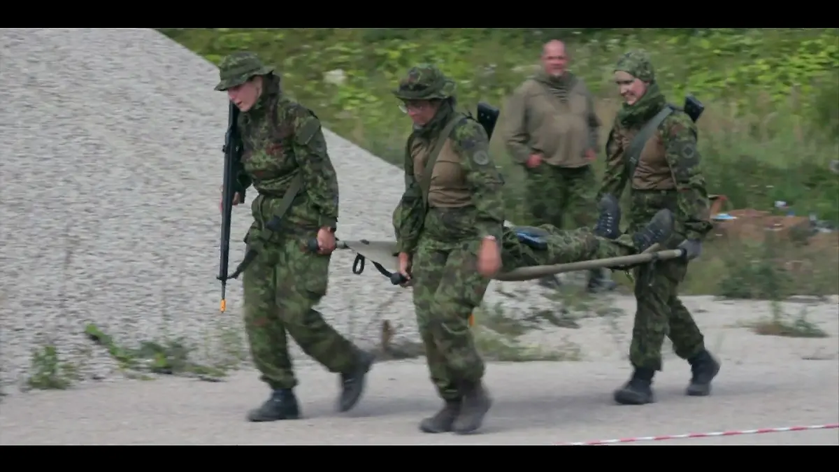 Insel an Nato-Grenze in Vorbereitung auf Angriff Hausfrauen mit Tarnfarbe