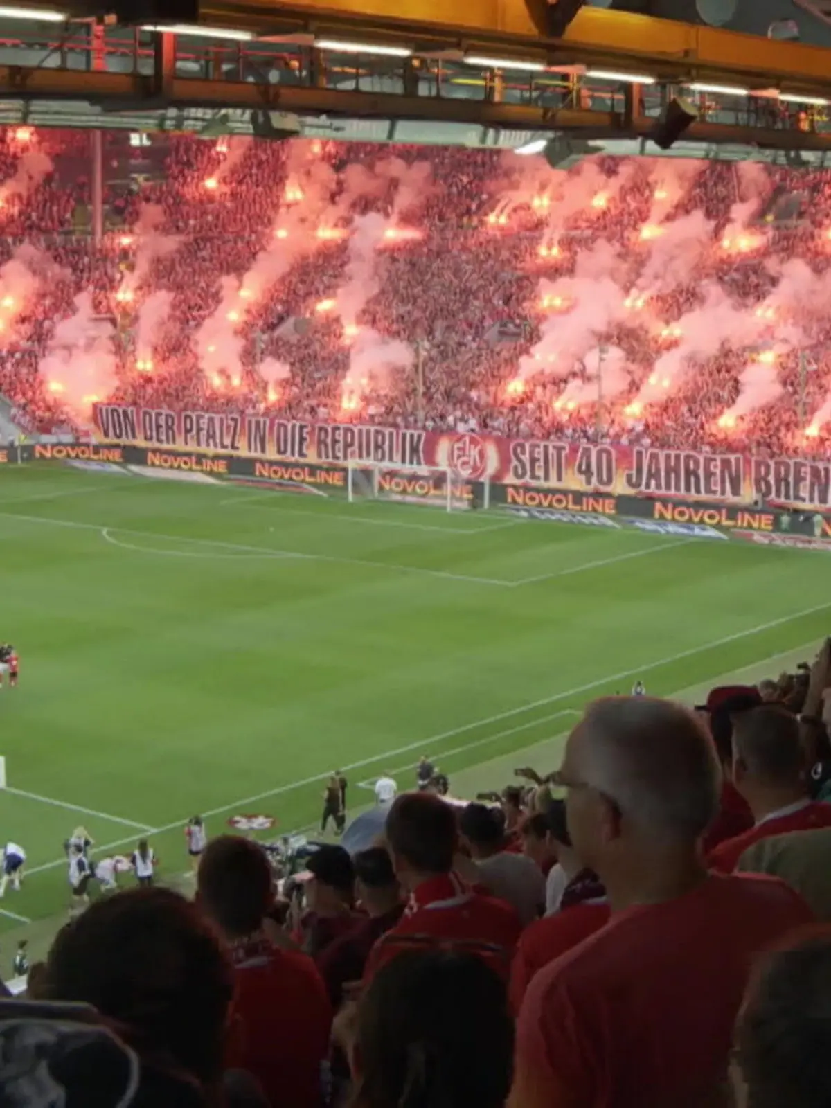 Bild zu: "Kaiserslautern-Fans glänzen mit Gänsehaut-Choreo!"
