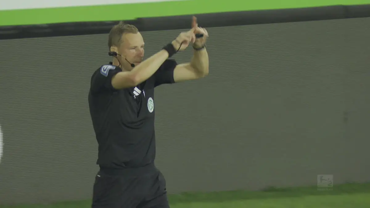 VAR-Hammer in Kaiserslautern - Schalke in Schwierigkeiten Kracher-Duell in der 2. Bundesliga