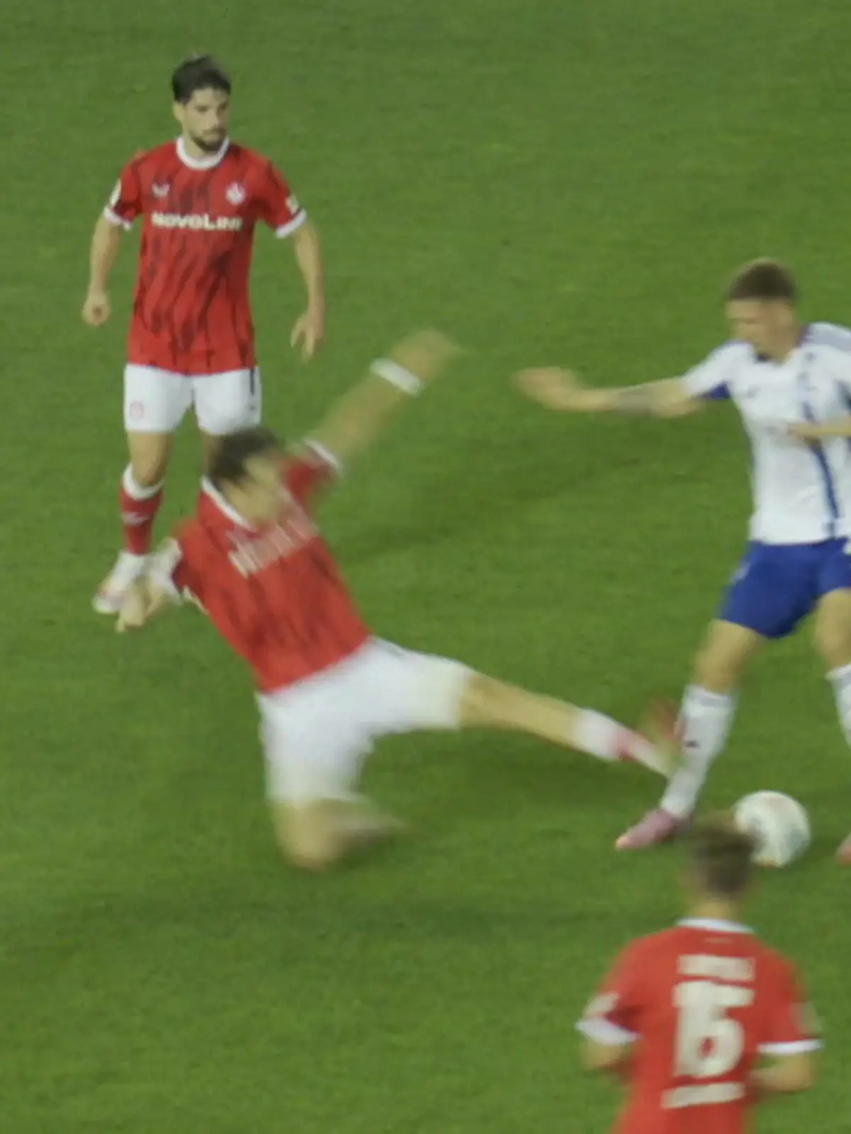 Bild zu: "Kaiserslautern im VAR-Glück - nur Gelb nach Karate-Grätsche!"