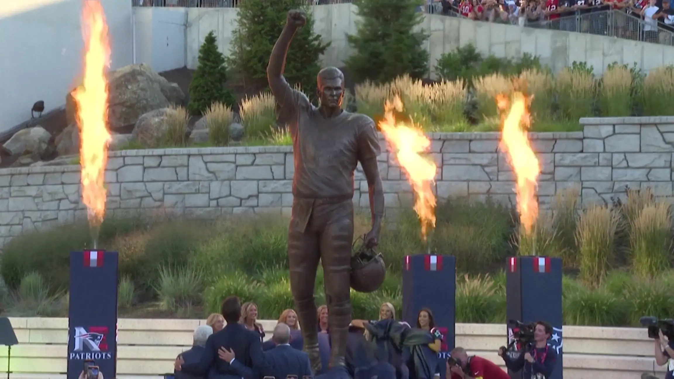 Lacher und Spitzen - Tom Brady bekommt Statue und ist gut drauf Riesen-Ehre für Football-Megastar