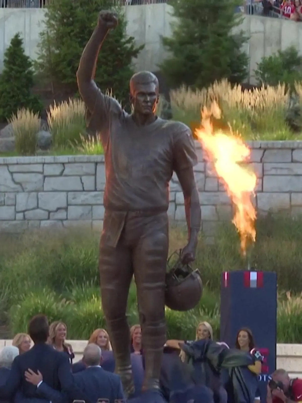 Bild zu: "Lacher und Spitzen - Tom Brady bekommt Statue und ist gut drauf"