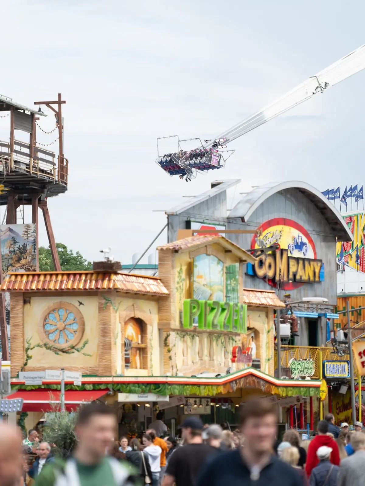 Bild zu: "Kirmes-Gondel fällt auf Besucher - Mann wird am Kopf verletzt "