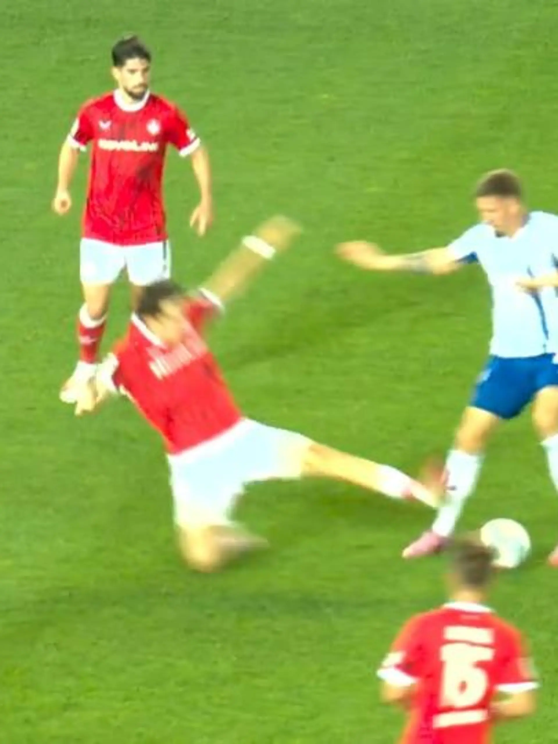 Bild zu: "Nur zwei Minuten nach der Einwechslung - VAR rettet FCK-Profi vor Blitz-Platzverweis"
