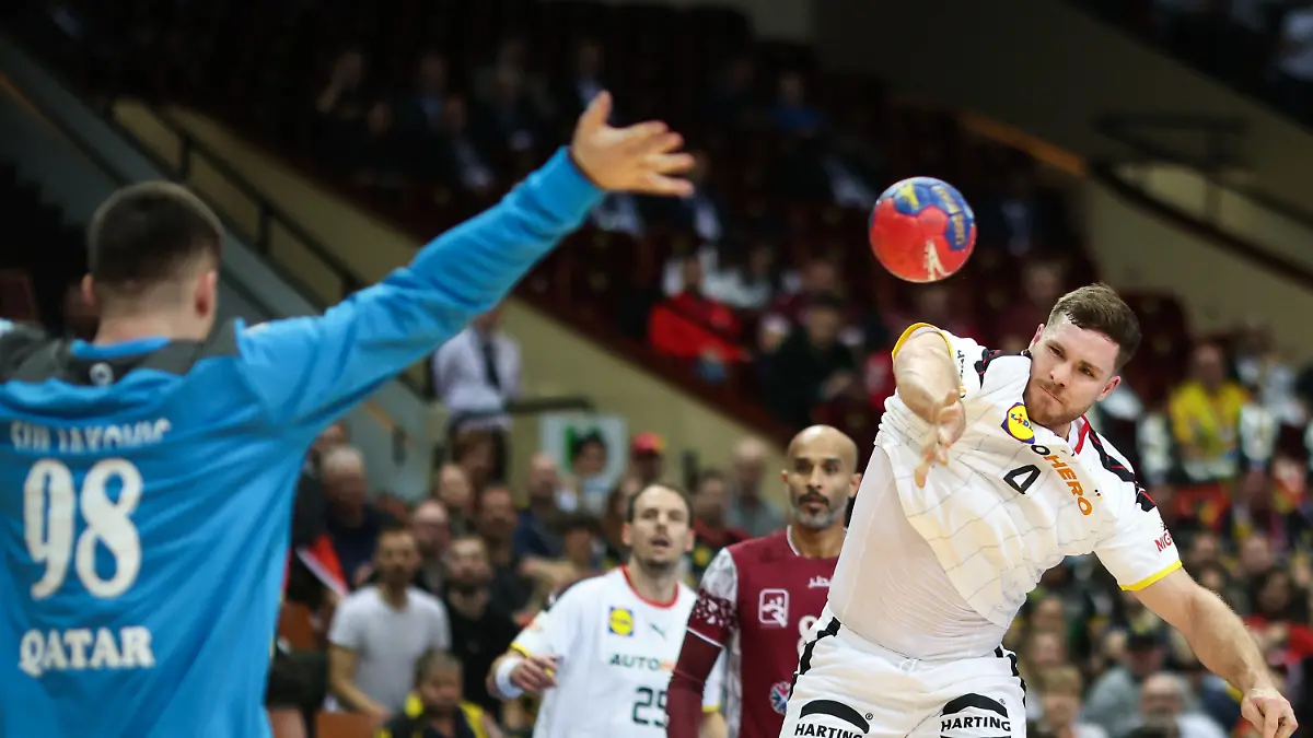 13.01.2023, Polen, Kattowitz: Handball: WM, Deutschland - Katar, Vorrunde, Gruppe E, 1. Spieltag, Deutschlands Johannes Golla (r) in Aktion gegen Katars Torhüter Anadin Suljakovic. Foto: Jan Woitas/dpa +++ dpa-Bildfunk +++
