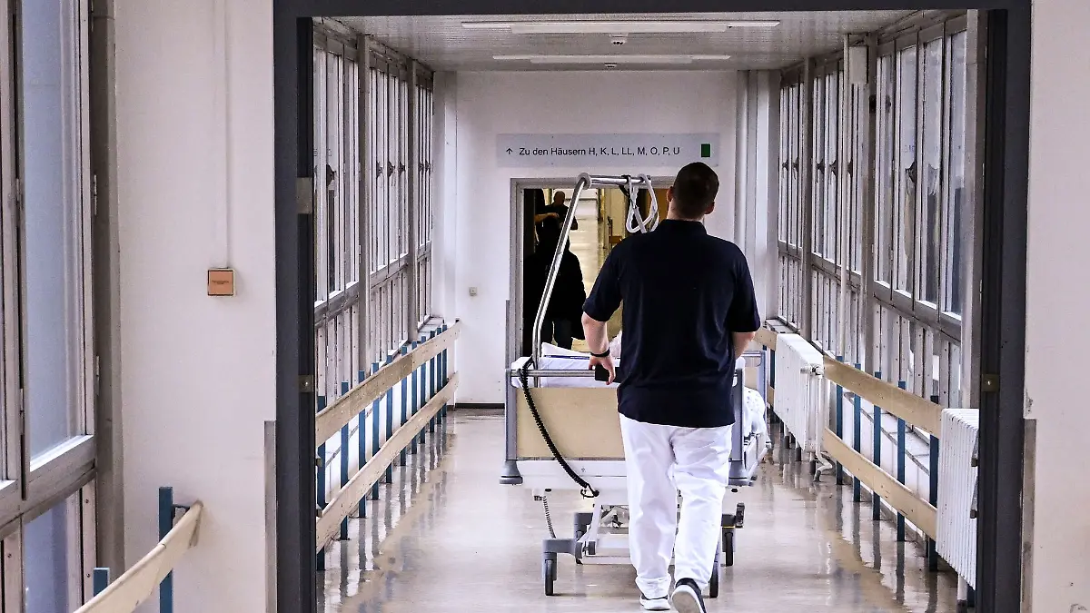 Essstörungen sind eine ernste Krankheit, teilweise müssen Patientinnen und Patienten im Krankenhaus behandelt werden. (Symbolbild)