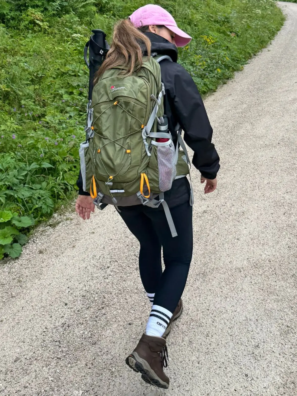 Reporterin ist mit zwei Wanderrucksäcken in den Bergen unterwegs. 