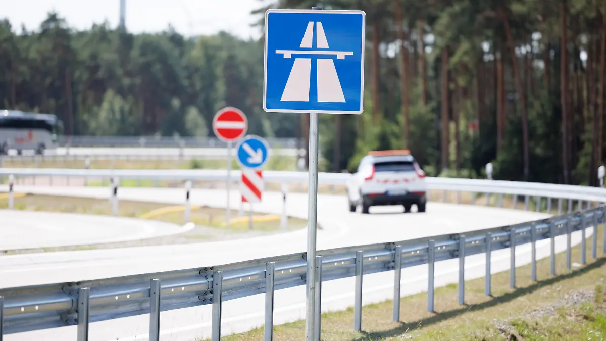 A1 bei Seevetal: Polizei sammelt wertlose Geldscheine ein