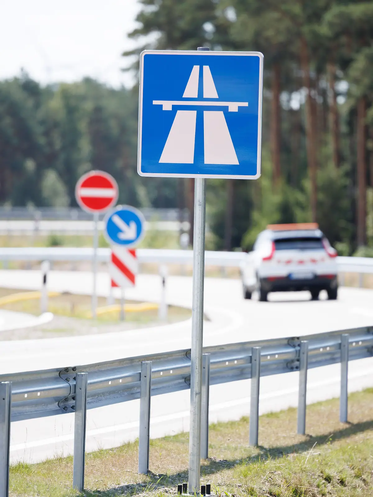 A1 bei Seevetal: Polizei sammelt wertlose Geldscheine ein