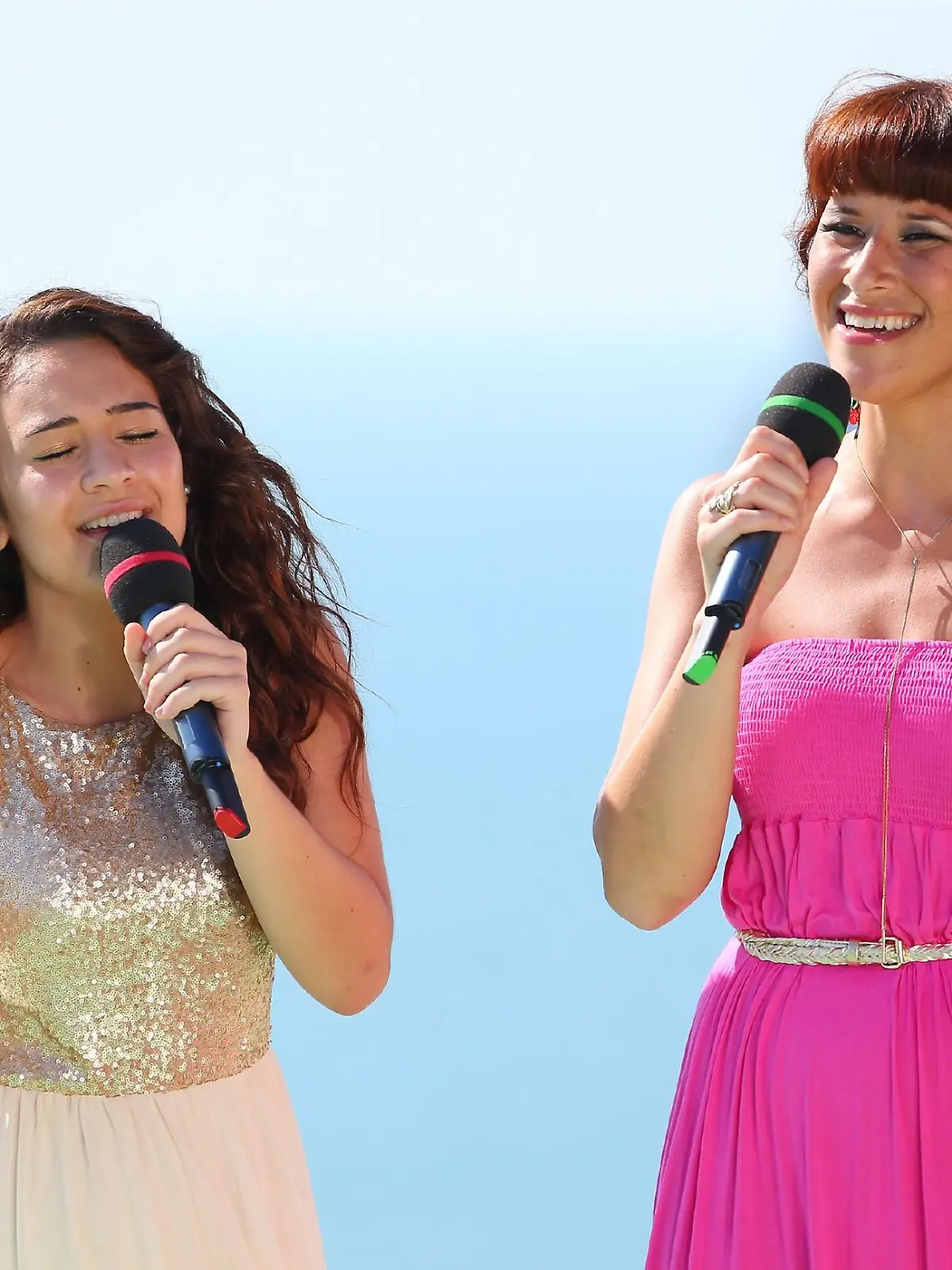 Viviana Grisafi (l.) und Erica Greenfield versuchen am finalen Set am Infinity Pool eines Hotels auf der Insel Koh Yao Noi die Jury mit ihrem Duett von sich zu überzeugen.    Verwendung der Bilder für Online-Medien ausschließlich mit folgender Verlinkung:"Alle Infos zu "Deutschland sucht den Superstar" im Special bei RTL.de: www.rtl.de/cms/sendungen/superstar.html