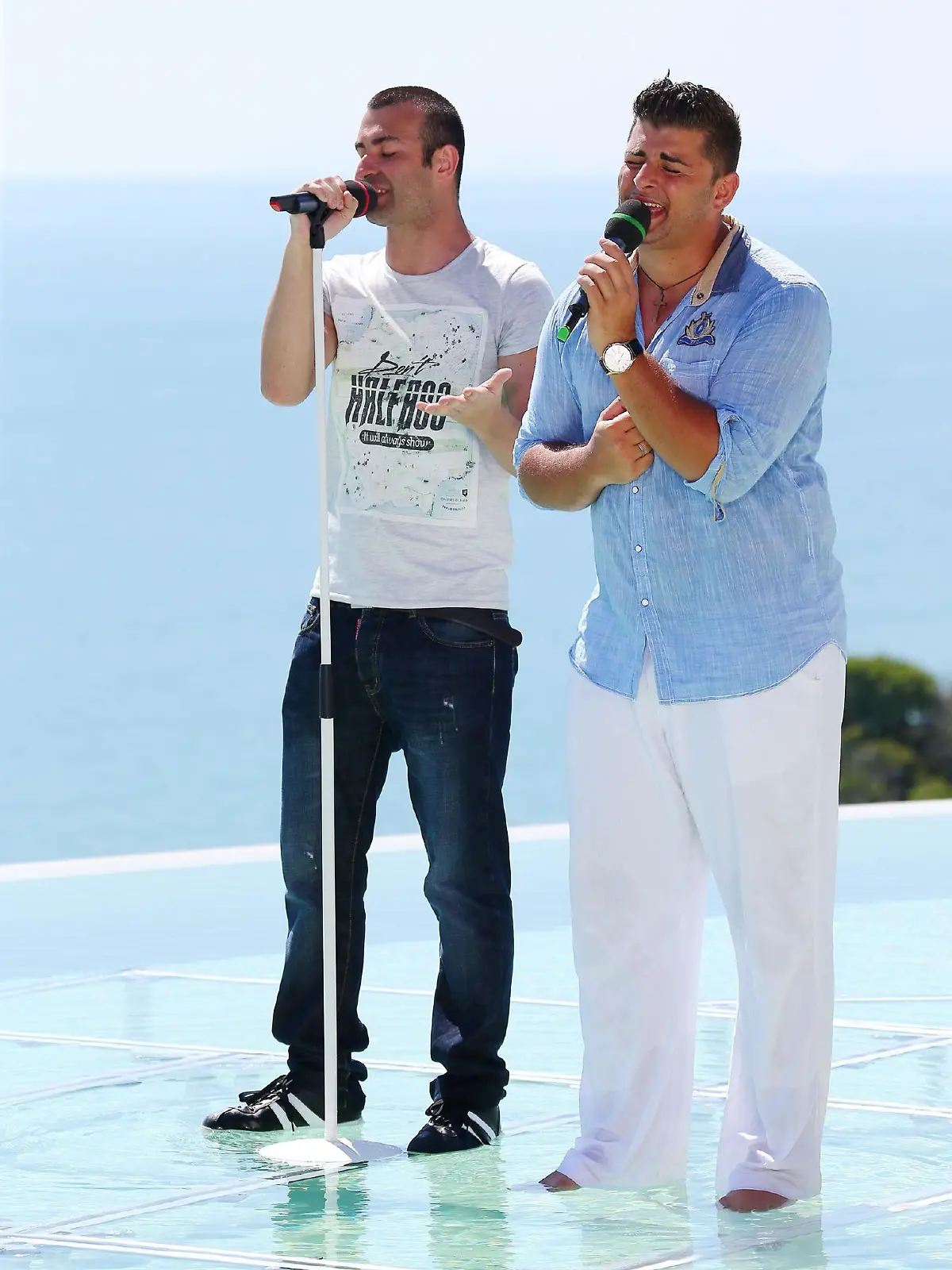 Antonio Gerardi (l.) und Severino Seeger versuchen am finalen Set am Infinity Pool eines Hotels auf der Insel Koh Yao Noi die Jury mit ihrem Duett von sich zu überzeugen    Verwendung der Bilder für Online-Medien ausschließlich mit folgender Verlinkung:"Alle Infos zu "Deutschland sucht den Superstar" im Special bei RTL.de: www.rtl.de/cms/sendungen/superstar.html