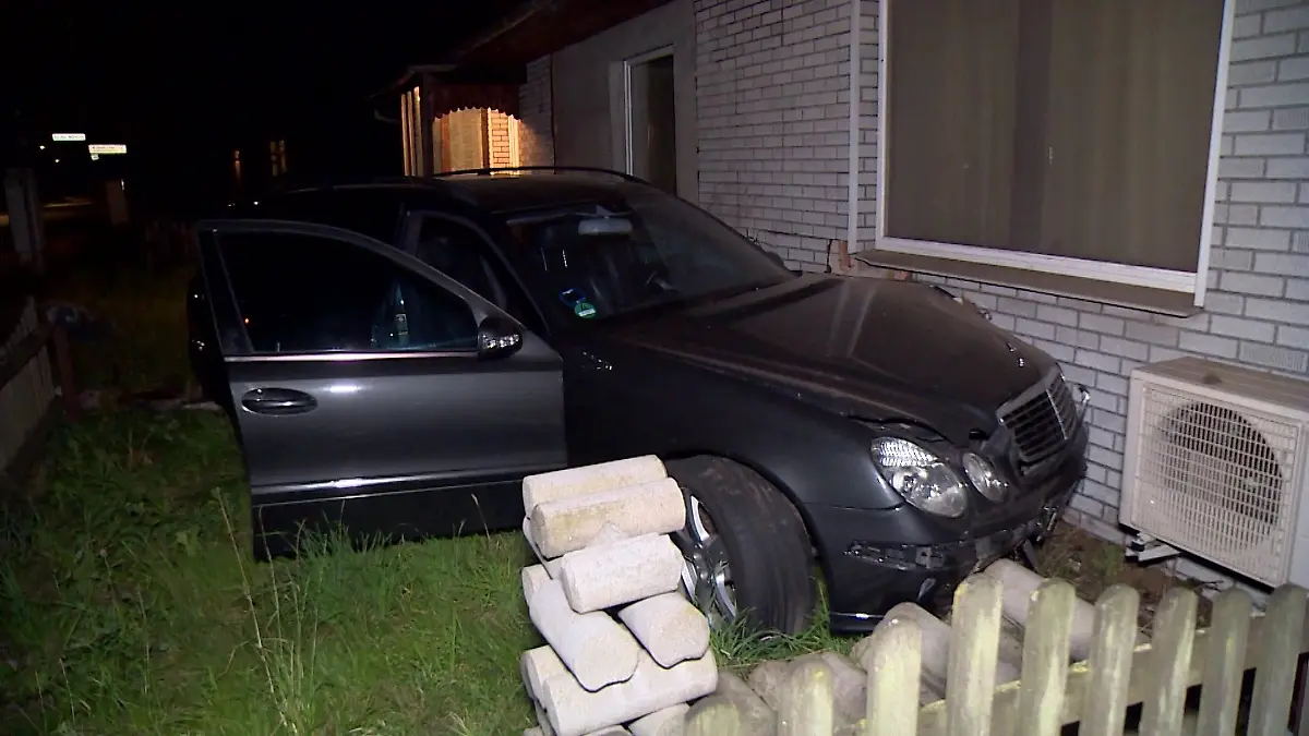 Das Auto kommt an der Hauswand zum Stehen. Ein großer Stein im Garten verhindert Schlimmeres. 