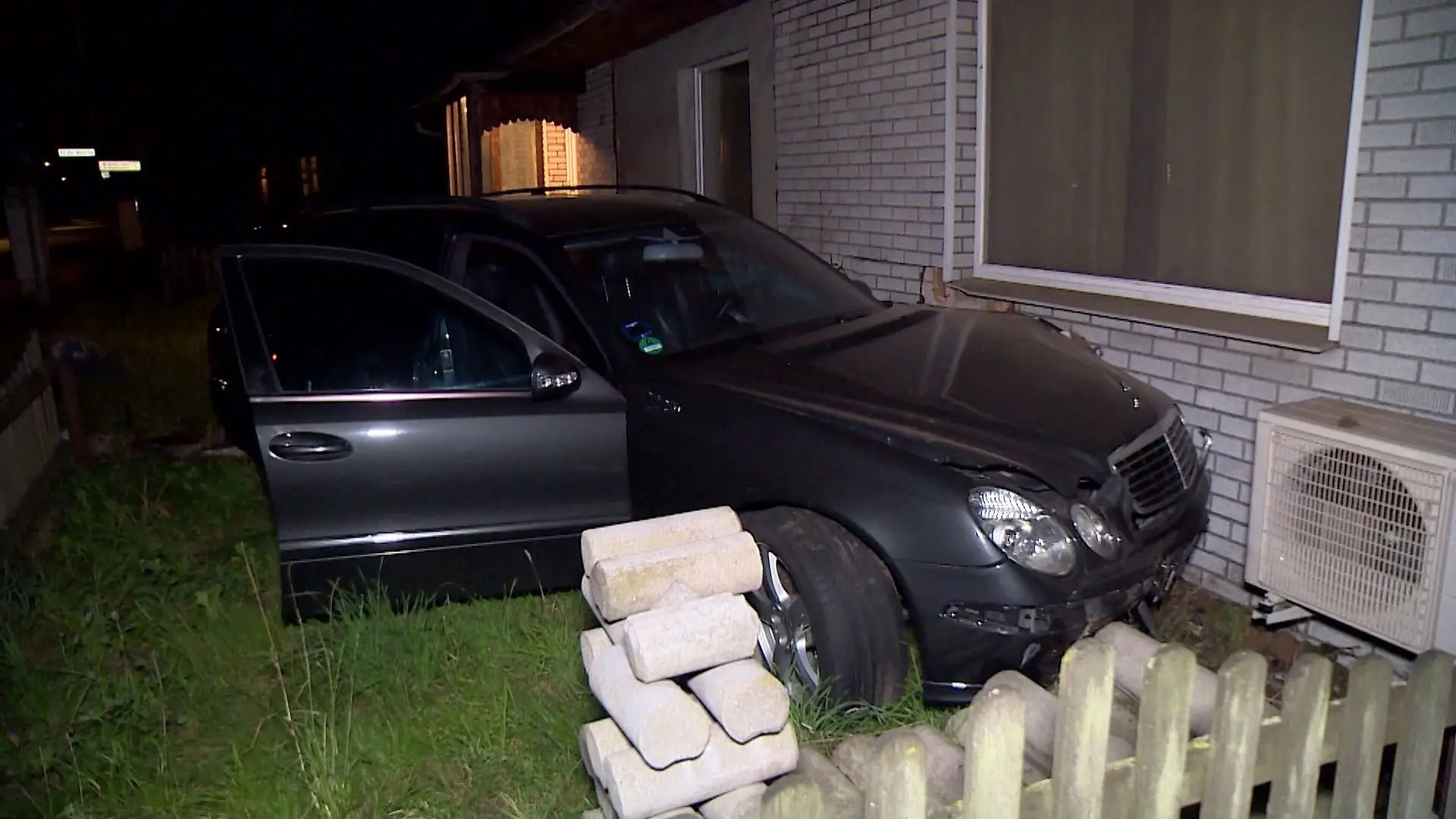 Das Auto kommt an der Hauswand zum Stehen. Ein großer Stein im Garten verhindert Schlimmeres.