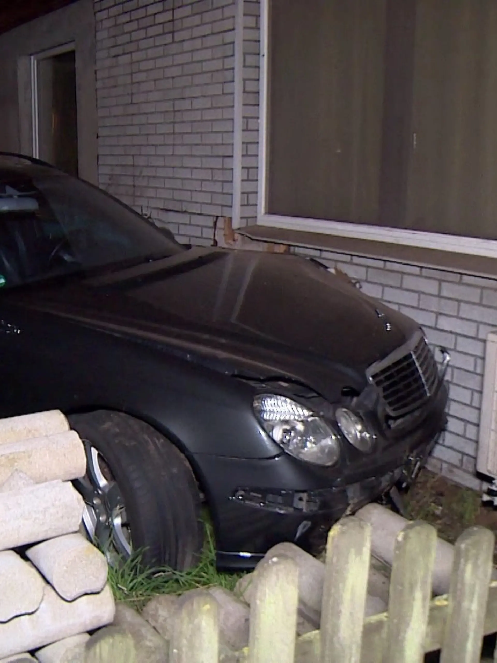 Das Auto kommt an der Hauswand zum Stehen. Ein großer Stein im Garten verhindert Schlimmeres. 