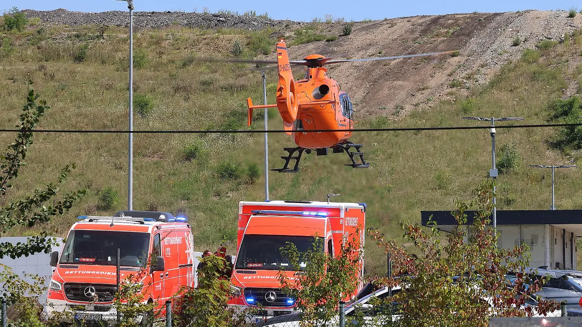 Beim Abkippen von Steinen aus einem Laster ist ein Mitarbeiter auf einer Mülldeponie bis zur Hälfte seines Körpers verschüttet worden.
